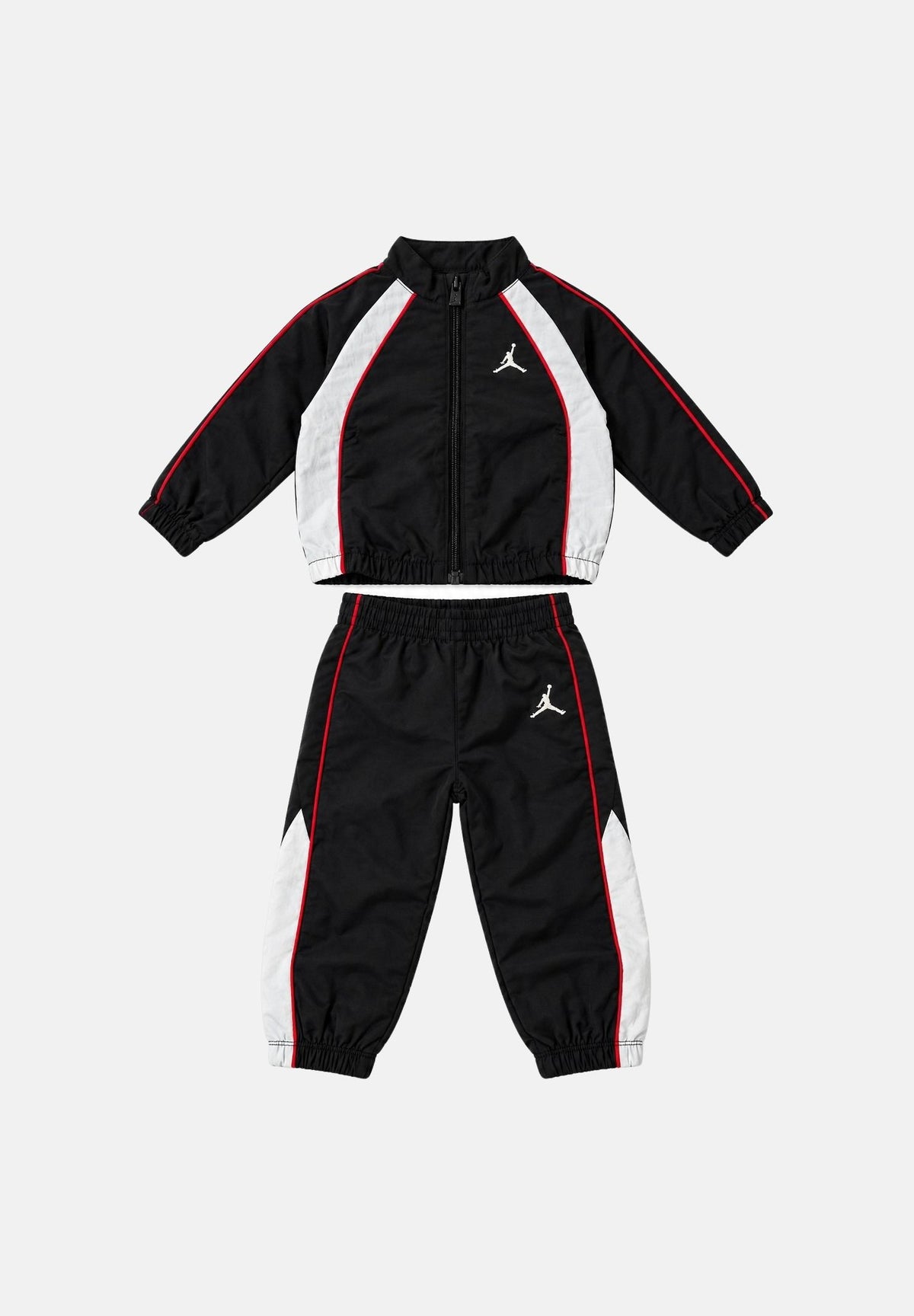 JORDAN Tuta neonato WIND CB PIPING Black nera da bambino, in tessuto tecnico, composta da giacca con collo alto, zip frontale e pantaloni coordinati, con profili rossi e bianchi a contrasto e logo Jumpman. 65G286 023 JORDAN