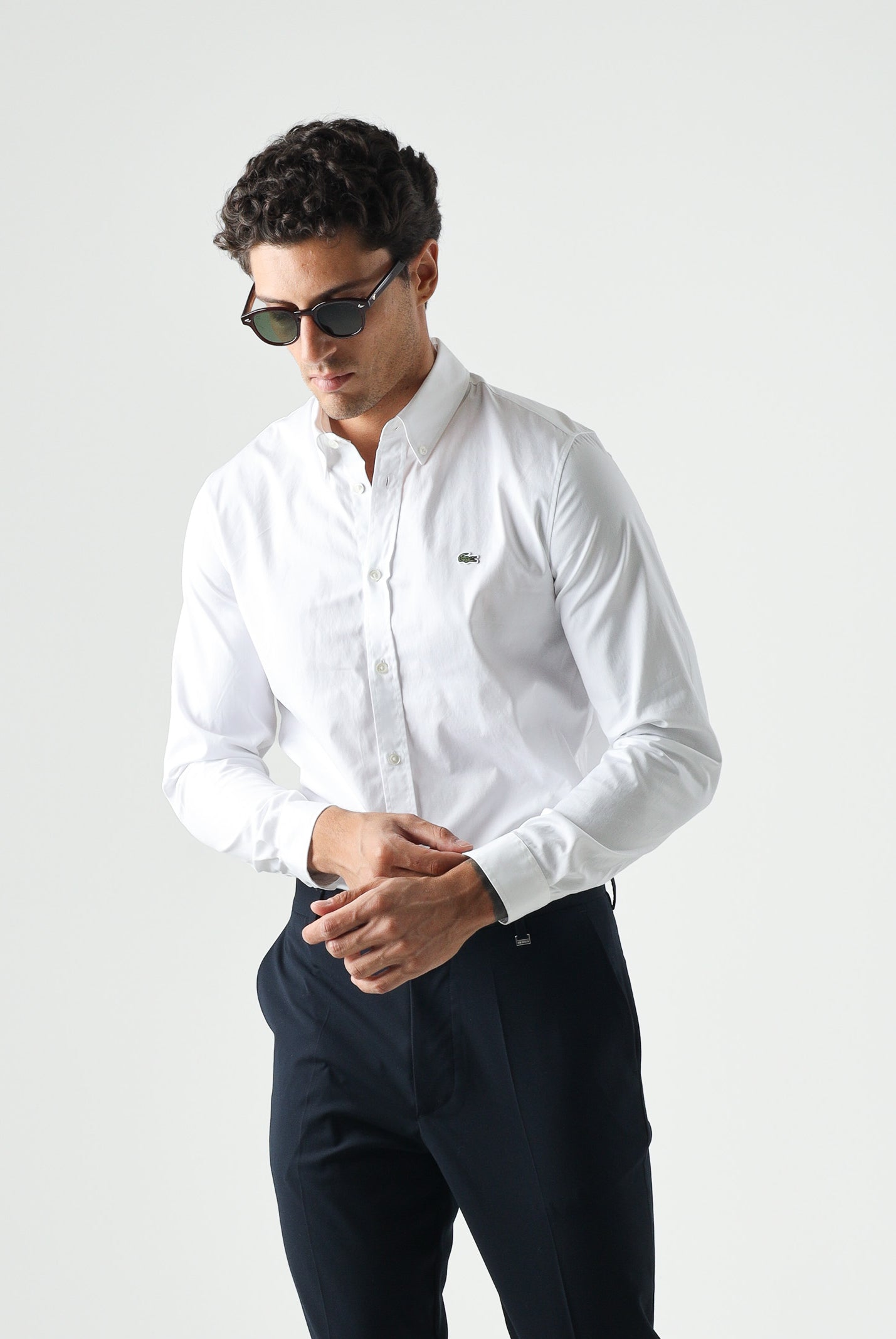 LACOSTE Camicia a manica lunga bianca da uomo con patch logo CH2933 001. LACOSTE