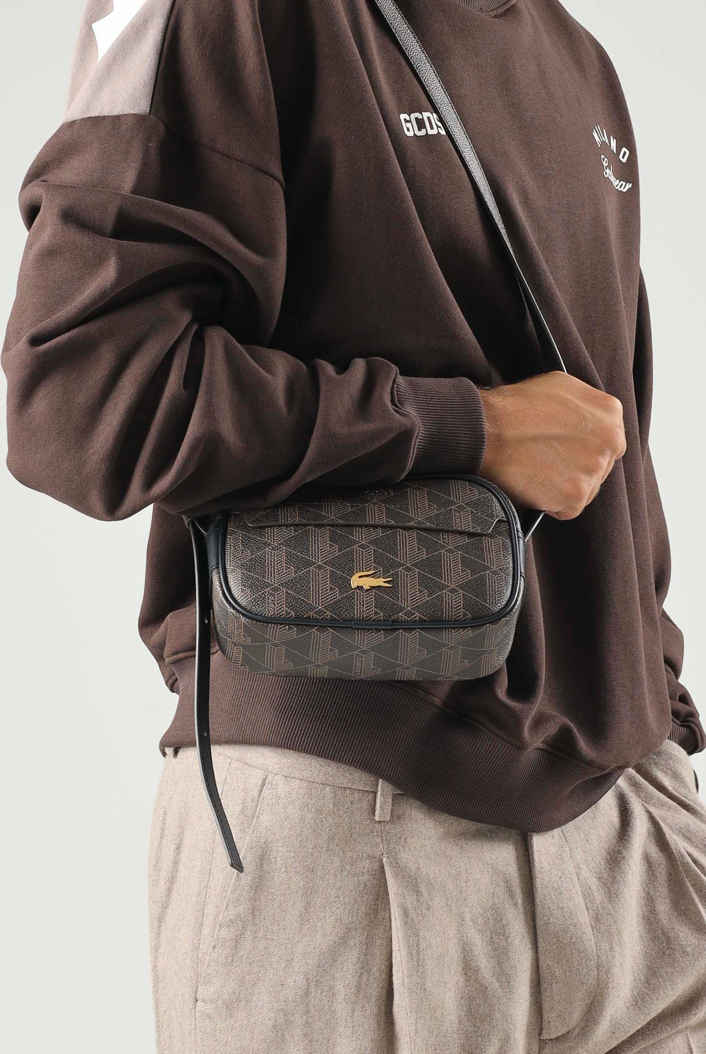LACOSTE Borsa a tracolla marrone da uomo con stampa monogram NU5421 T93 LACOSTE