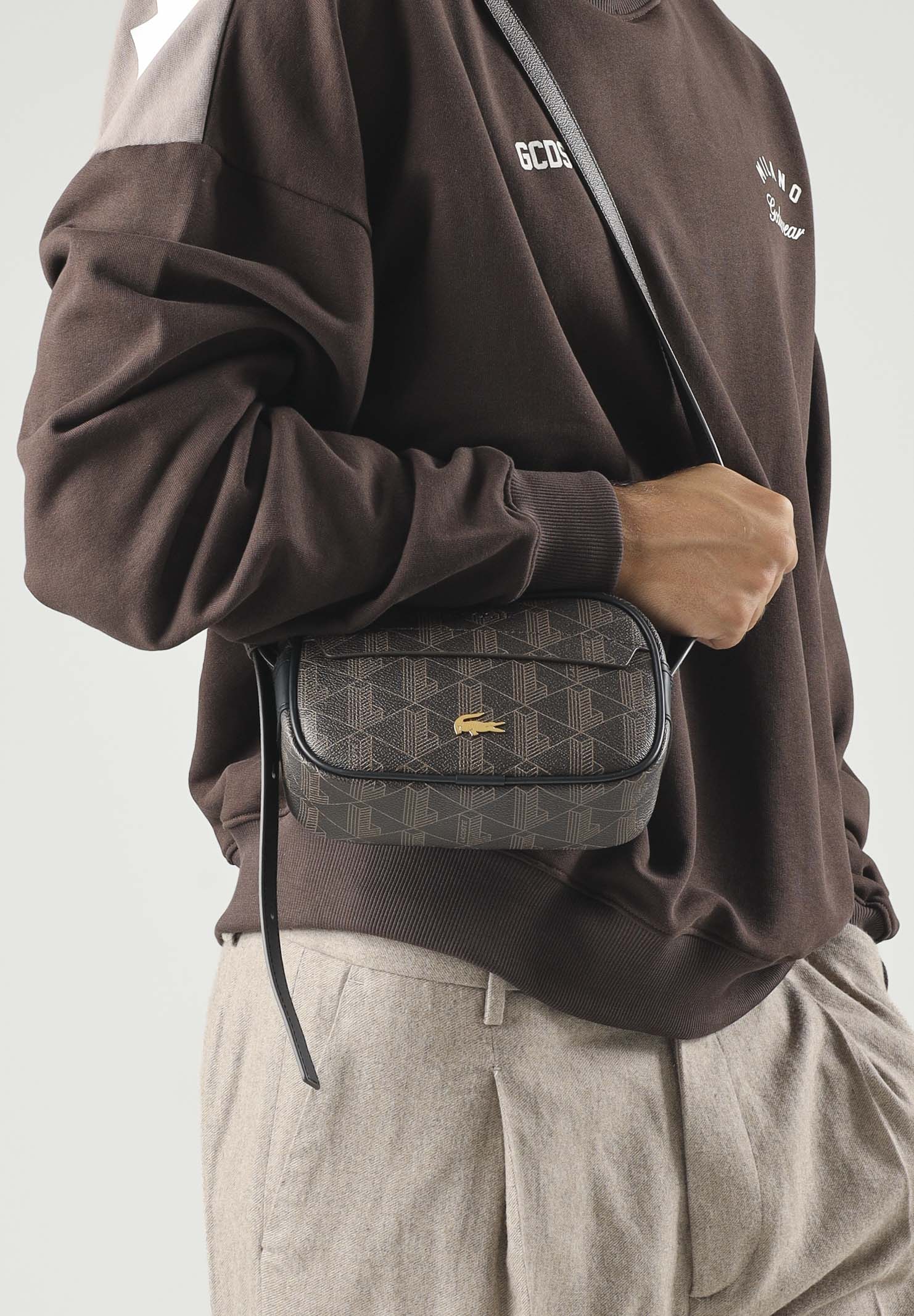 LACOSTE Borsa a tracolla marrone da uomo con stampa monogram NU5421 T93 LACOSTE