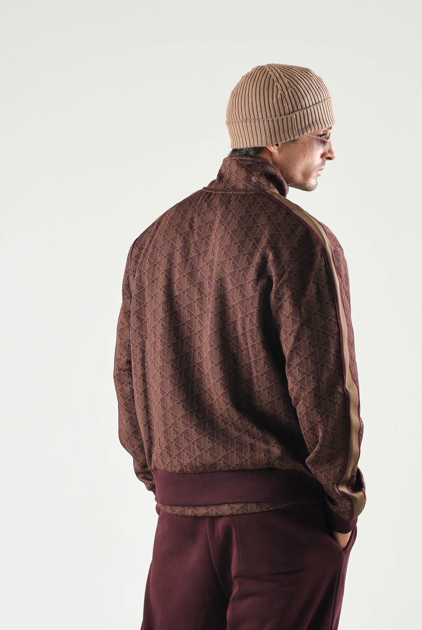 LACOSTE Felpa con zip marrone da uomo con motivo monogramma jacquard. SH1368 WD9 LACOSTE
