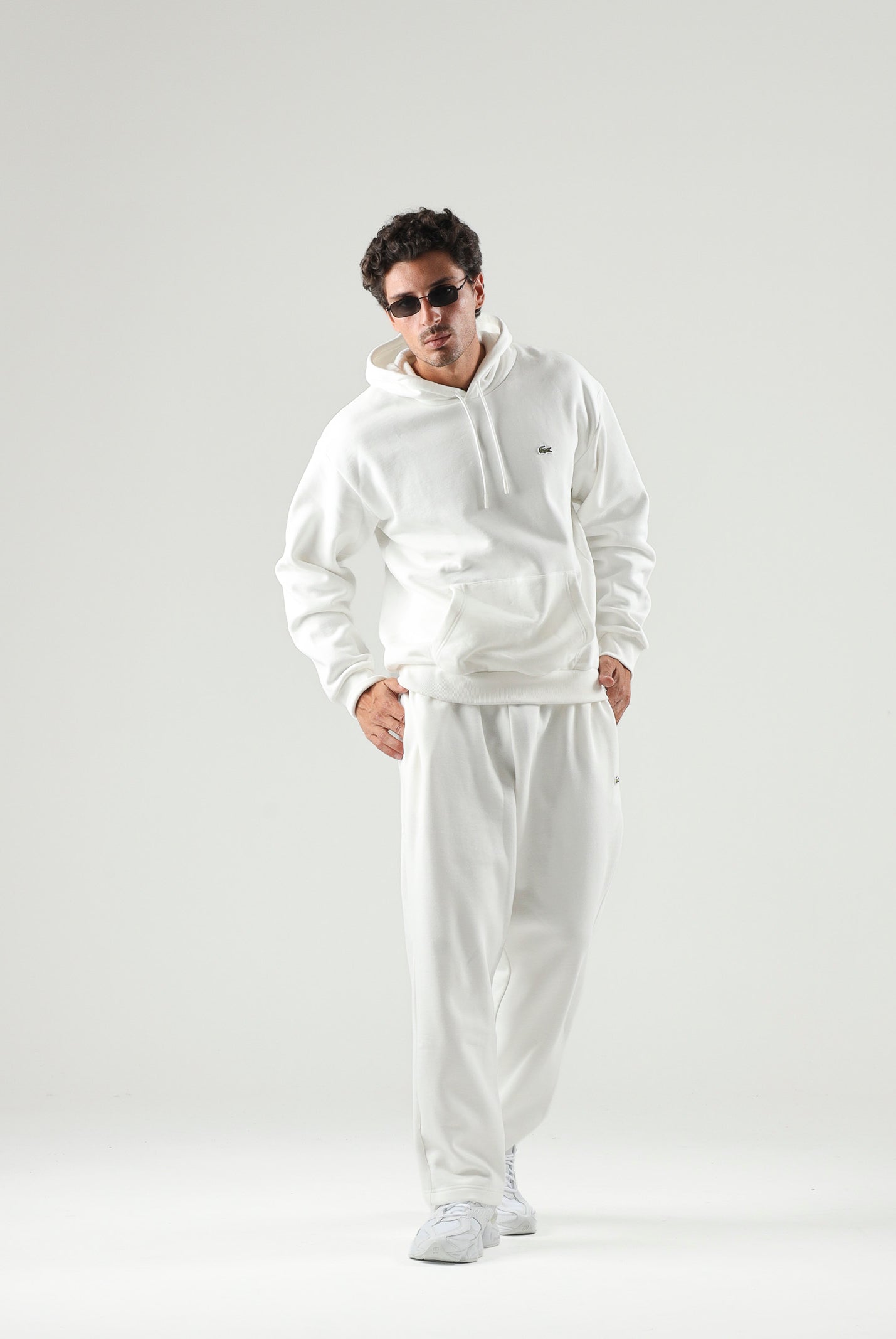 LACOSTE Felpa con cappuccio bianco crema per uomo e donna con cappuccio regolabile e coccodrillo ricamato sul petto.<BR/> SH8863 70V LACOSTE