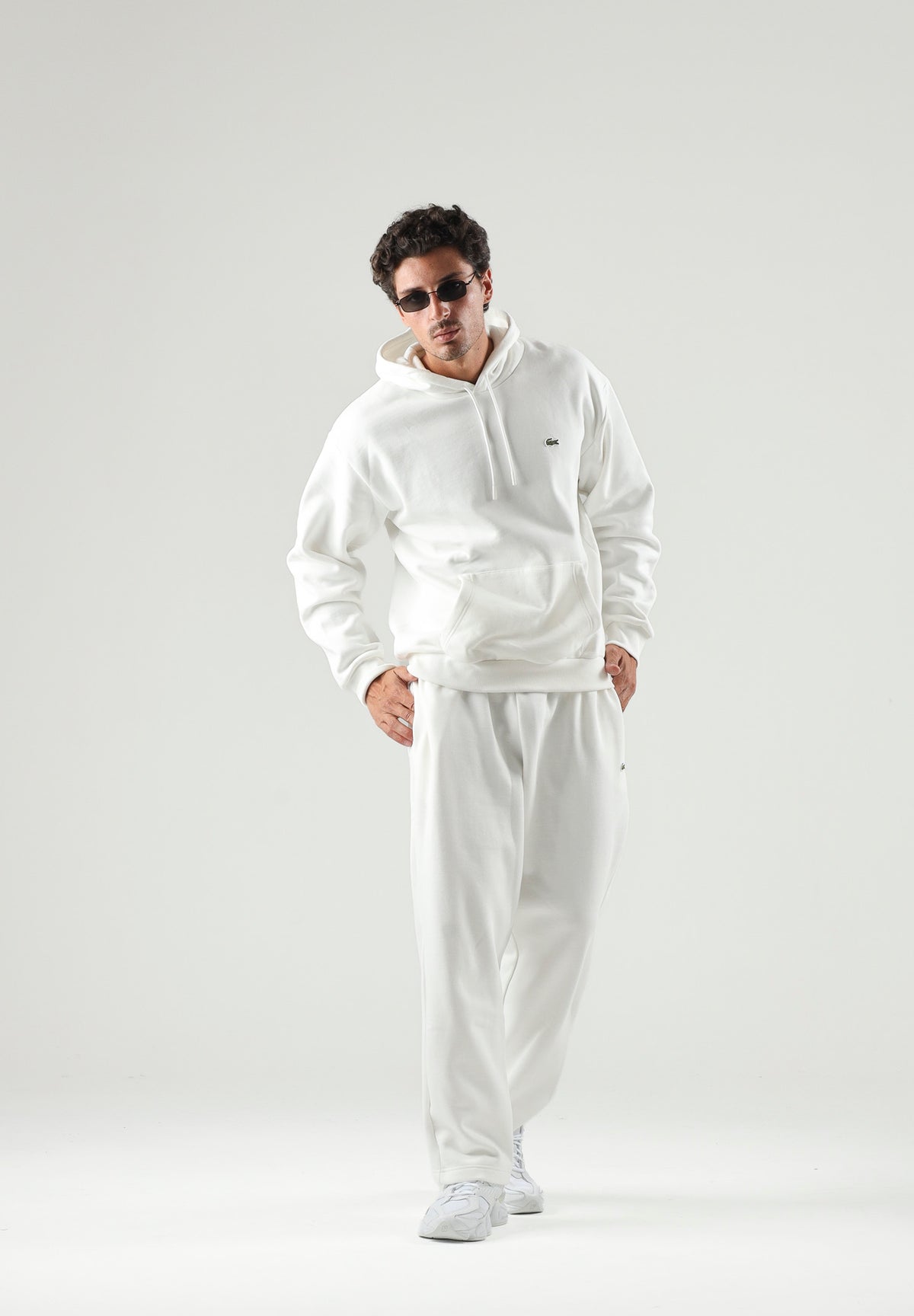 LACOSTE Felpa con cappuccio bianco crema per uomo e donna con cappuccio regolabile e coccodrillo ricamato sul petto.<BR/> SH8863 70V LACOSTE