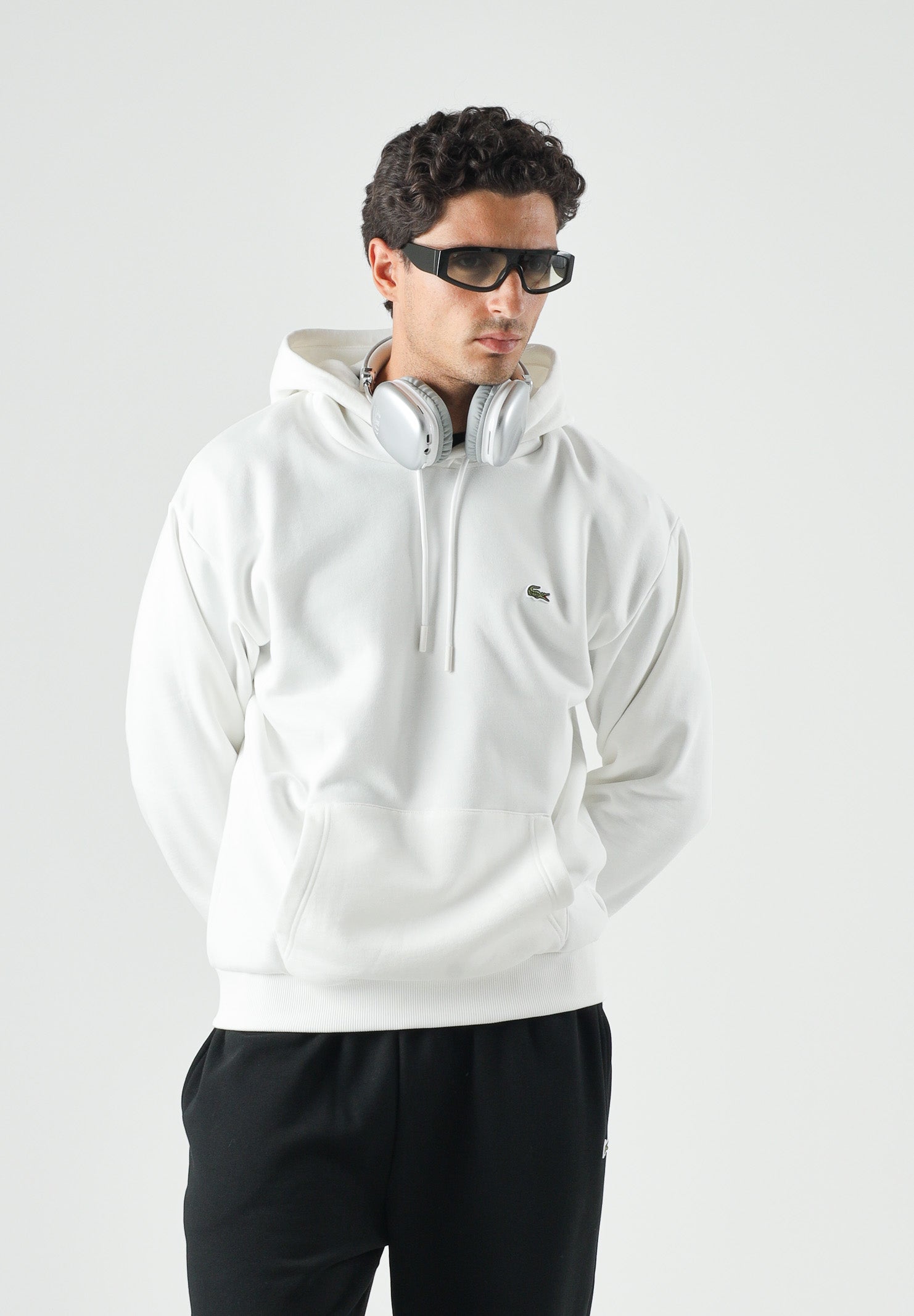 LACOSTE Felpa con cappuccio bianco crema per uomo e donna con cappuccio regolabile e coccodrillo ricamato sul petto.<BR/> SH8863 70V LACOSTE