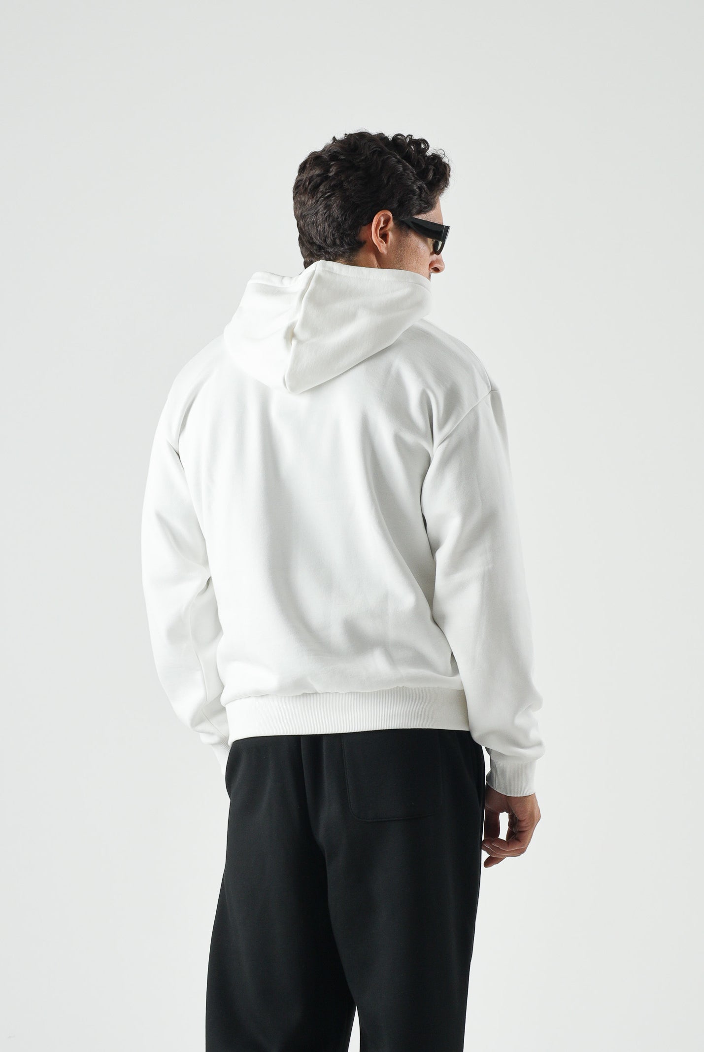 LACOSTE Felpa con cappuccio bianco crema per uomo e donna con cappuccio regolabile e coccodrillo ricamato sul petto.<BR/> SH8863 70V LACOSTE
