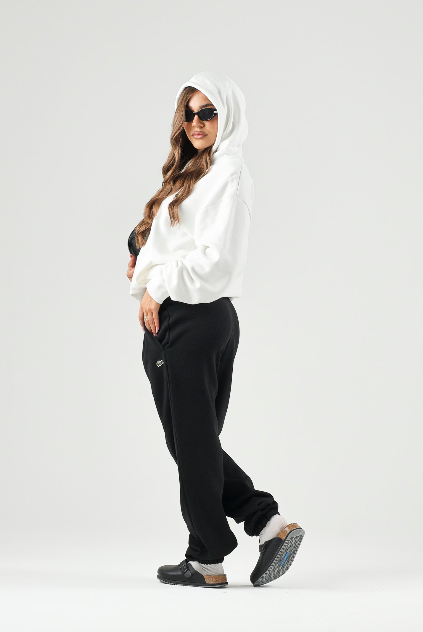 LACOSTE Felpa con cappuccio bianco crema per uomo e donna con cappuccio regolabile e coccodrillo ricamato sul petto.<BR/> SH8863 70V LACOSTE