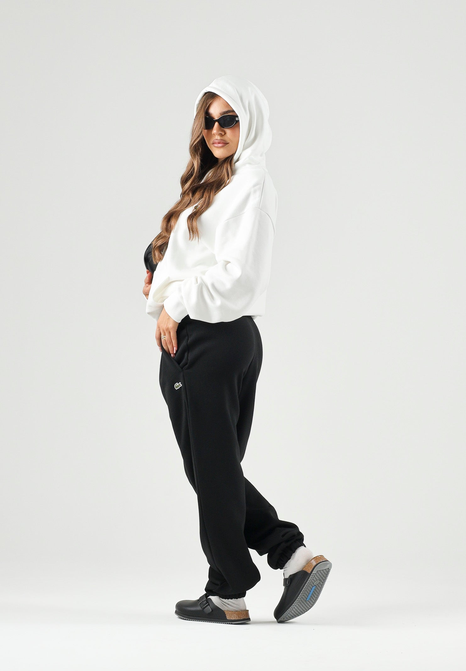 LACOSTE Felpa con cappuccio bianco crema per uomo e donna con cappuccio regolabile e coccodrillo ricamato sul petto.<BR/> SH8863 70V LACOSTE
