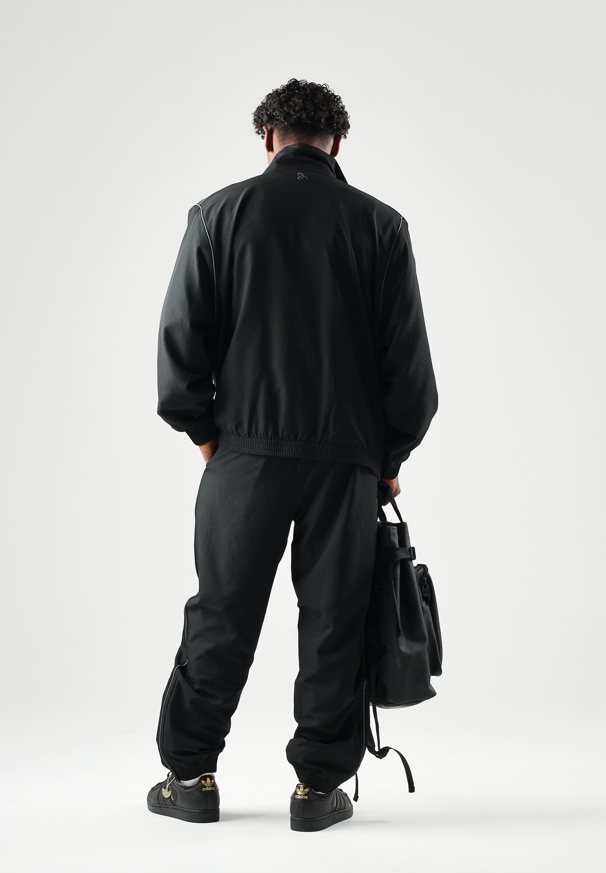 LACOSTE Tuta SOLID TRACKSUIT nera per uomo in tessuto tecnico con mini logo iconico WH6790 ZDQ LACOSTE