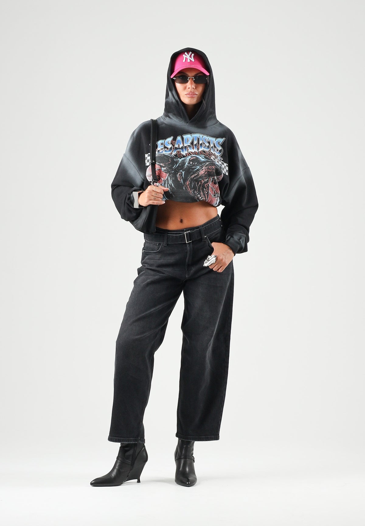 LES ARTISTS Felpa con cappuccio Hoodie Crop nero per uomo e donna con grafica rock Doberman sul davanti 27SSLAHD5038 121 LES ARTISTS