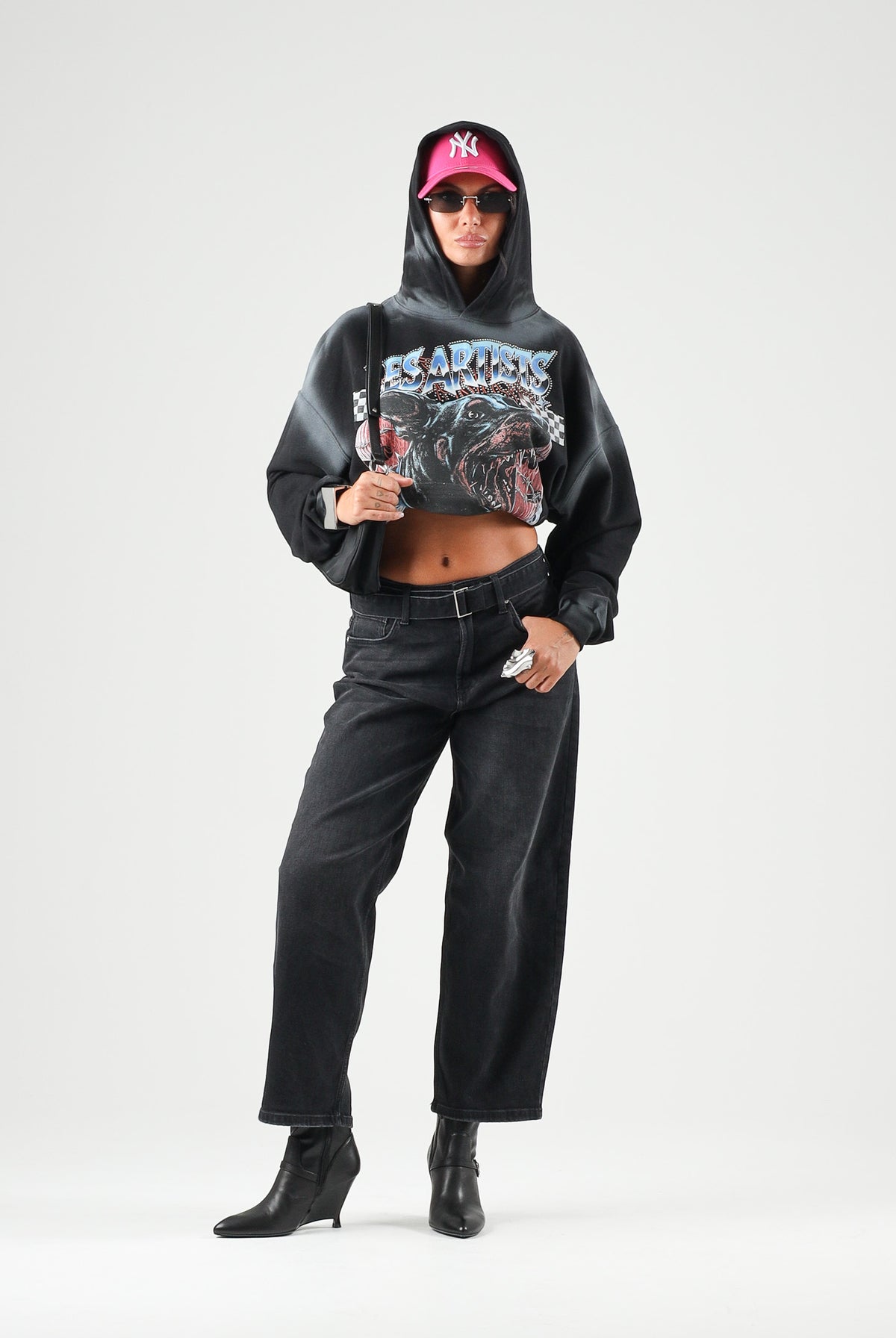 LES ARTISTS Felpa con cappuccio Hoodie Crop nero per uomo e donna con grafica rock Doberman sul davanti 27SSLAHD5038 121 LES ARTISTS