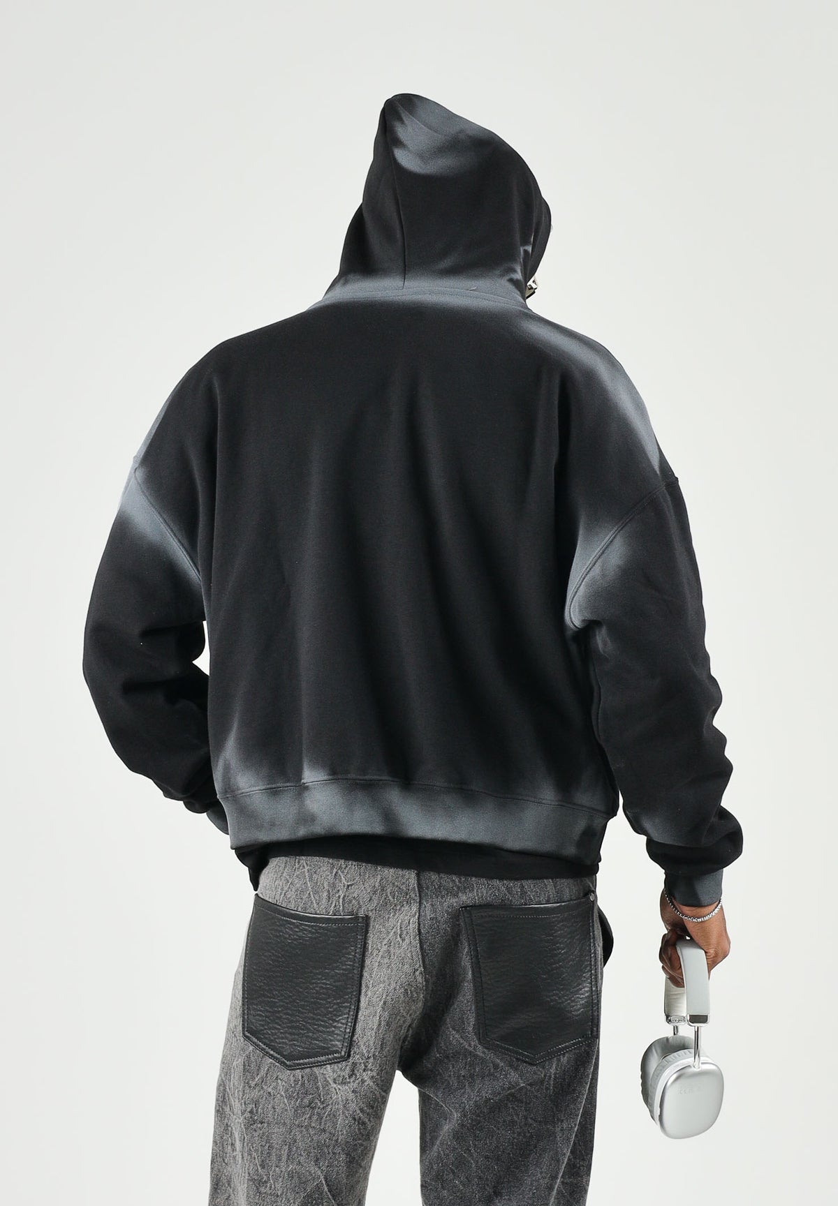 LES ARTISTS Felpa HOODIE CROP TOP TALENT nera per uomo e donna, con cappuccio, stampa multicolore.<BR/> 27SSLAHD5040 121 LES ARTISTS