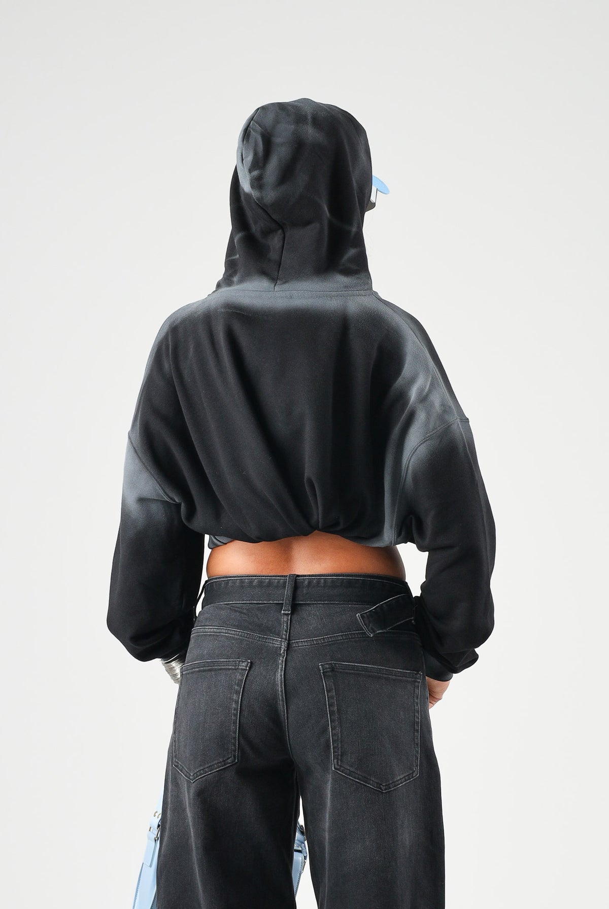 LES ARTISTS Felpa con cappuccio Hoodie Crop Top nero per uomo e donna con stampa grafica urban style. 27SSLAHD5041 121 LES ARTISTS