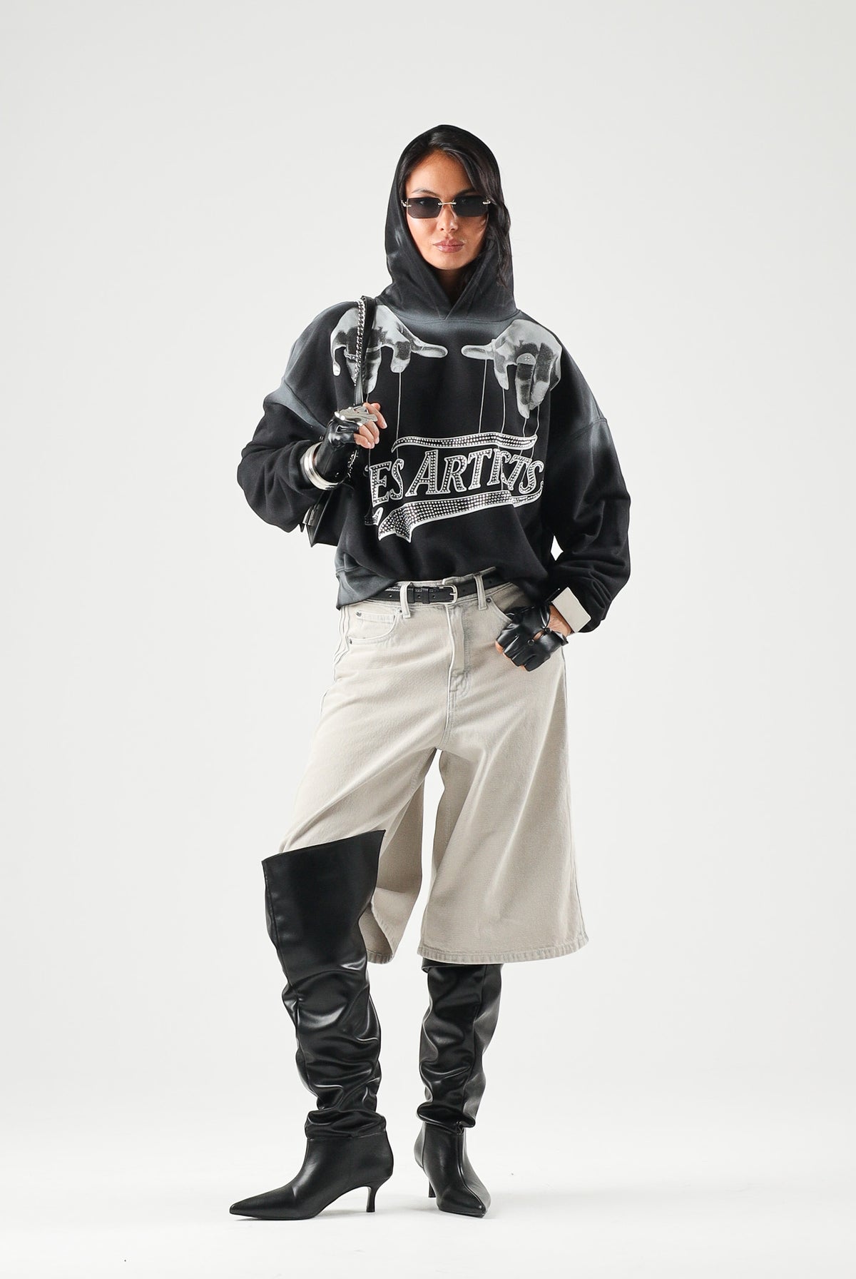 LES ARTISTS Felpa con cappuccio Hoodie Crop Top nera per uomo e donna con maxi logo grafico in stile urban rock sul davanti 27SSLAHD5045 121 LES ARTISTS