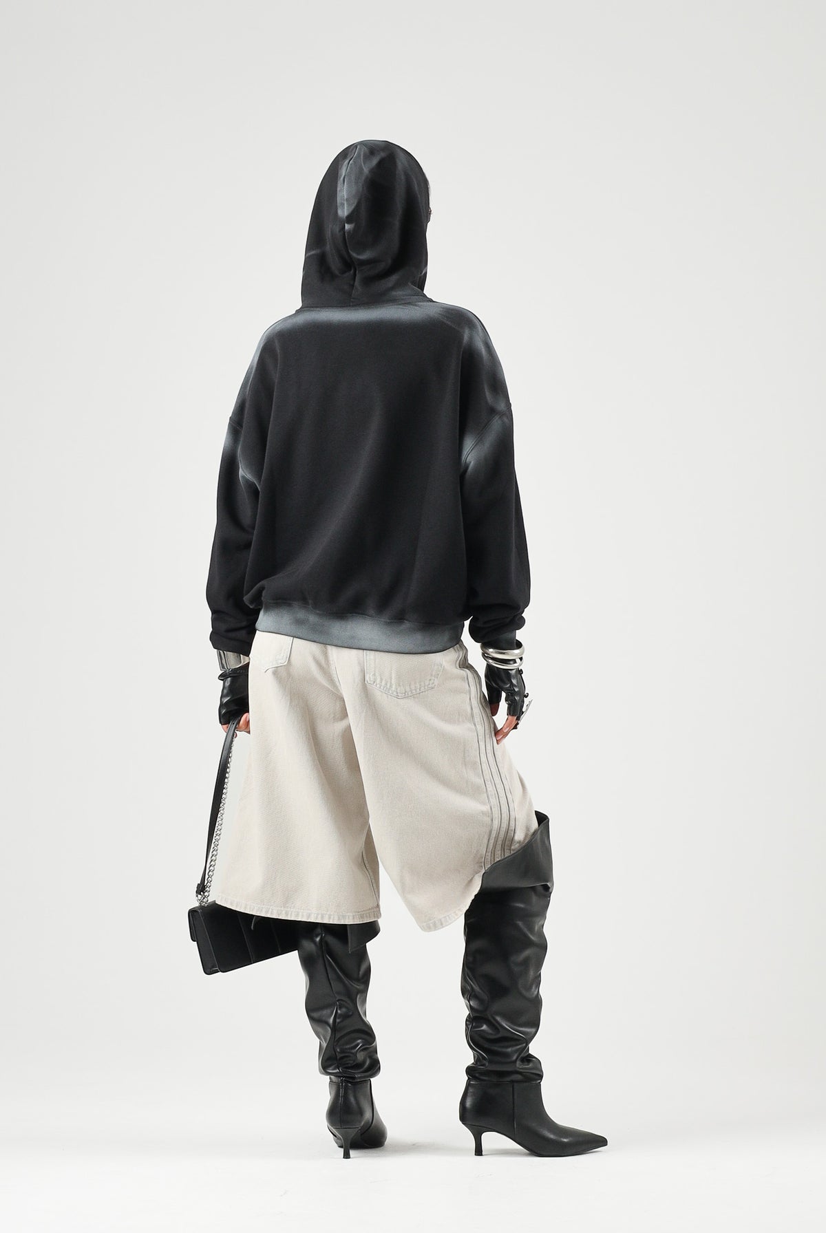 LES ARTISTS Felpa con cappuccio Hoodie Crop Top nera per uomo e donna con maxi logo grafico in stile urban rock sul davanti 27SSLAHD5045 121 LES ARTISTS