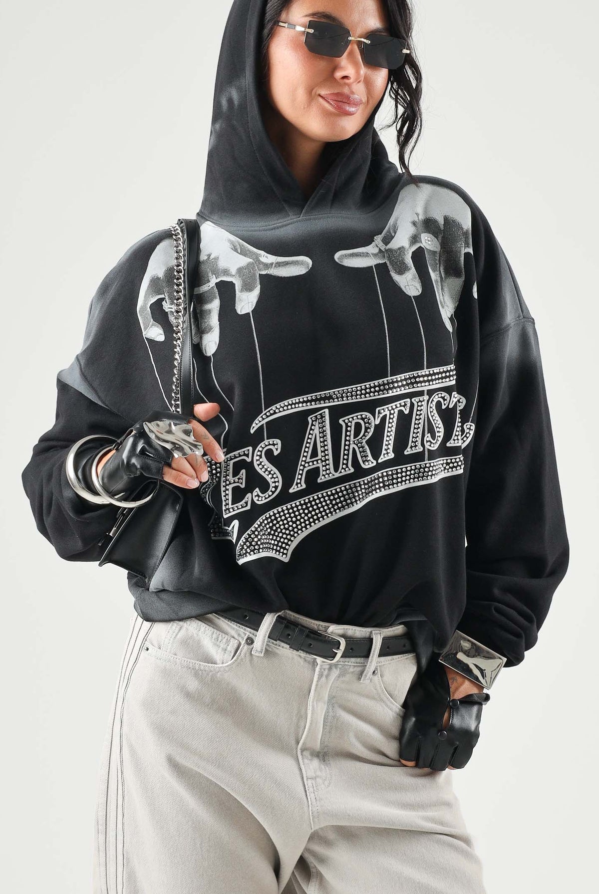 LES ARTISTS Felpa con cappuccio Hoodie Crop Top nera per uomo e donna con maxi logo grafico in stile urban rock sul davanti 27SSLAHD5045 121 LES ARTISTS