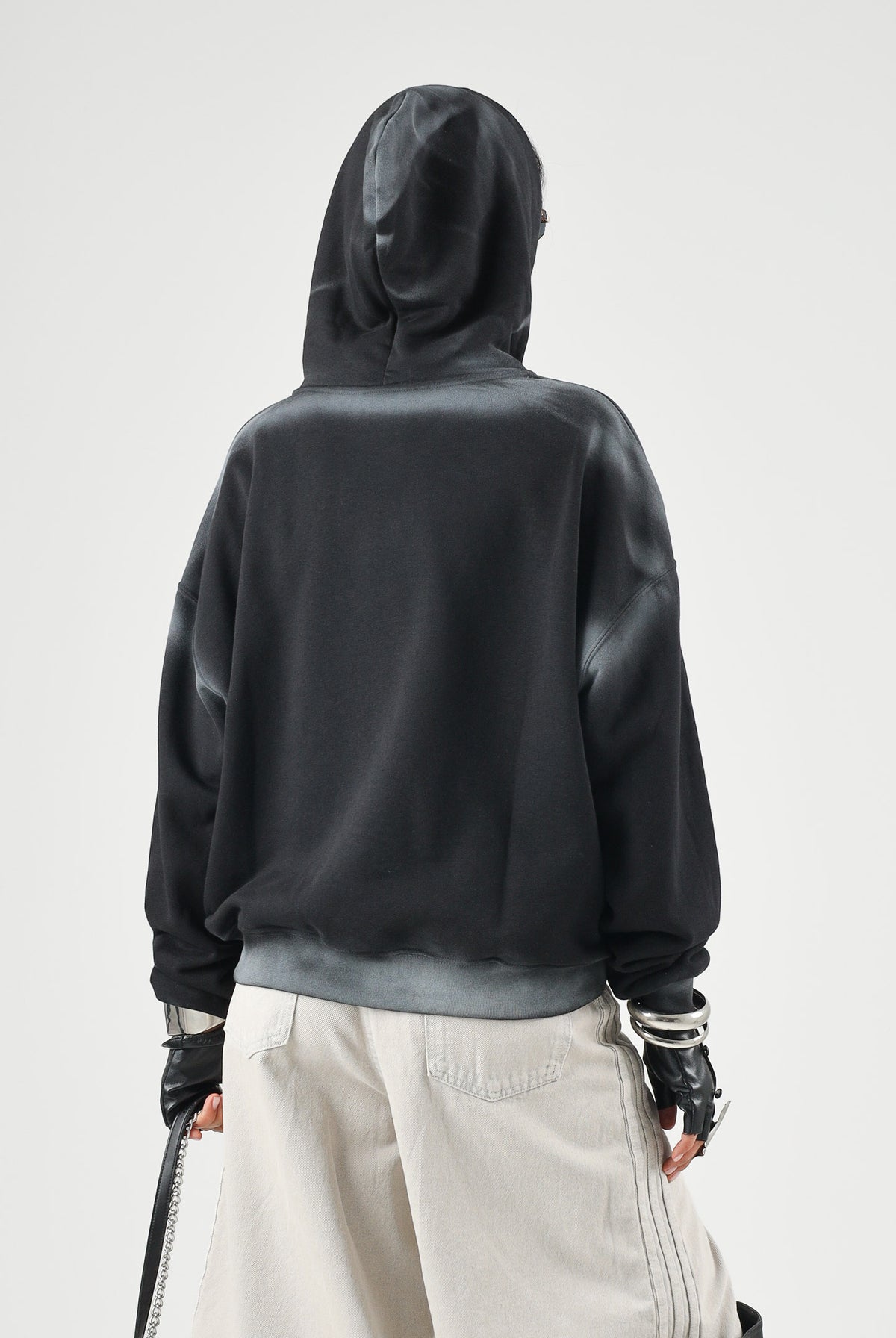 LES ARTISTS Felpa con cappuccio Hoodie Crop Top nera per uomo e donna con maxi logo grafico in stile urban rock sul davanti 27SSLAHD5045 121 LES ARTISTS