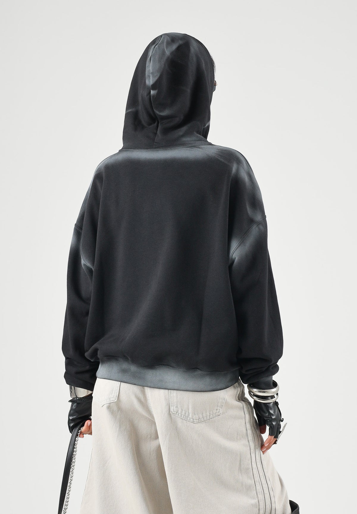 LES ARTISTS Felpa con cappuccio Hoodie Crop Top nera per uomo e donna con maxi logo grafico in stile urban rock sul davanti 27SSLAHD5045 121 LES ARTISTS