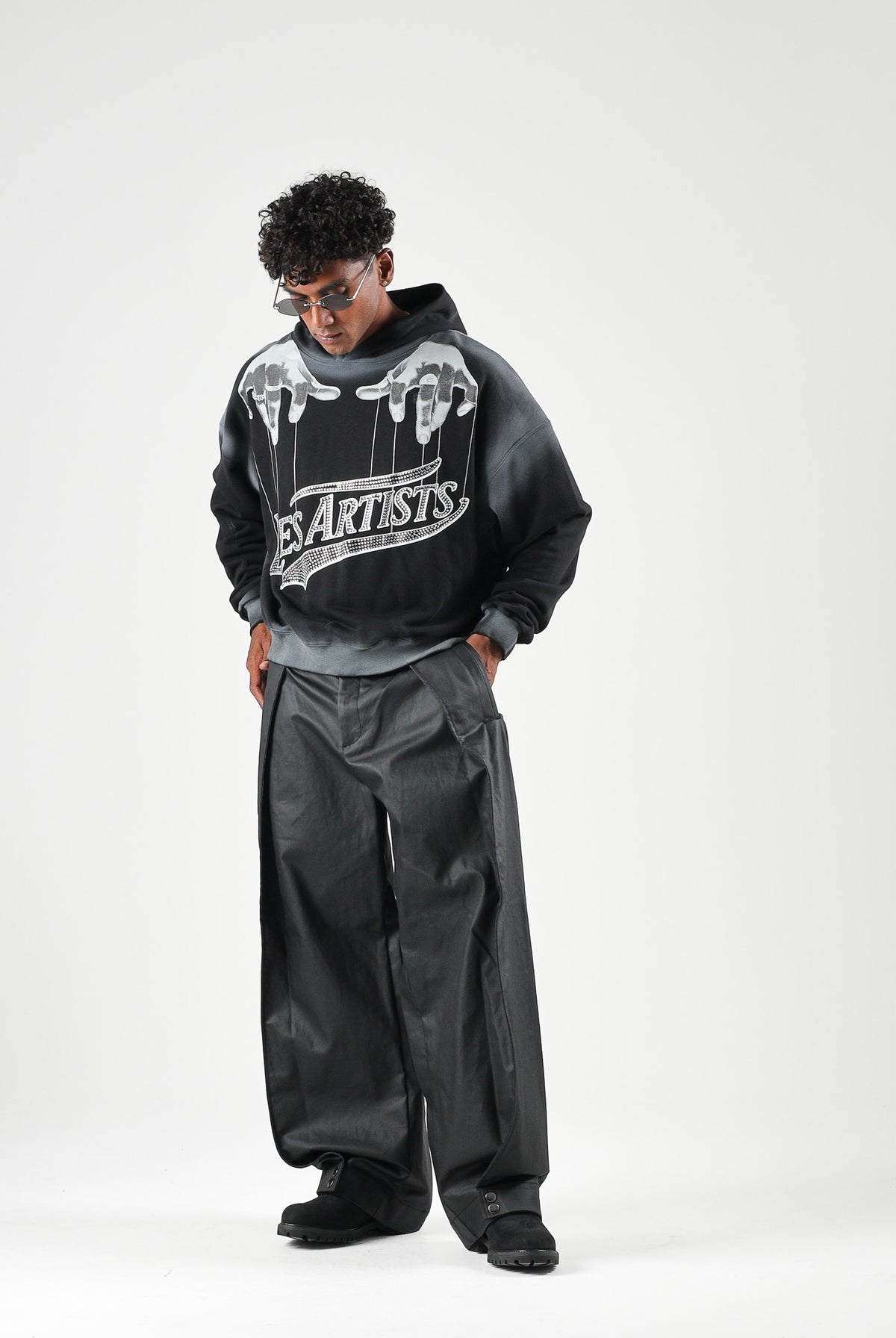 LES ARTISTS Felpa con cappuccio Hoodie Crop Top nera per uomo e donna con maxi logo grafico in stile urban rock sul davanti 27SSLAHD5045 121 LES ARTISTS