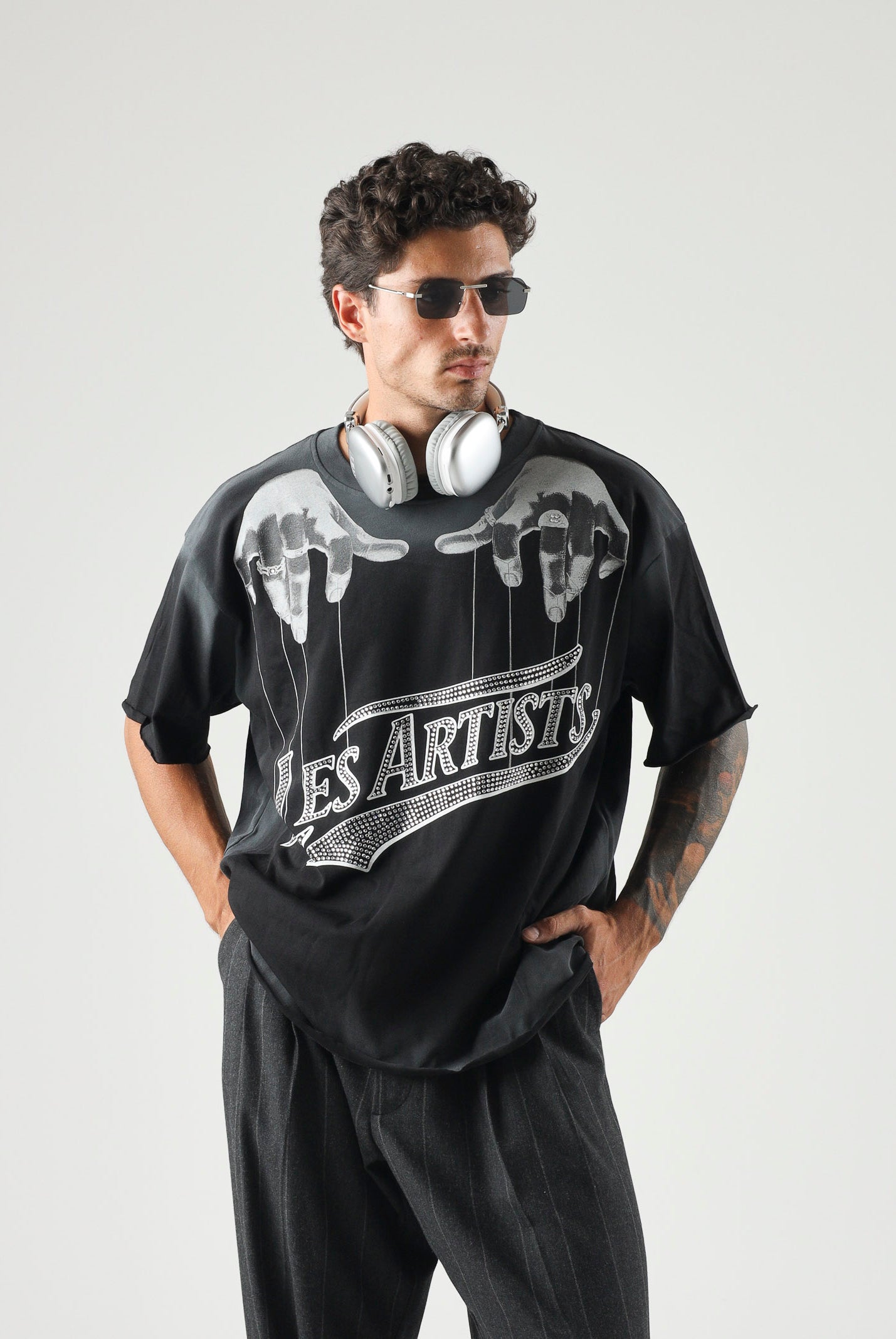 LES ARTISTS T-shirt HANDS nera per uomo e donna con maxi stampa grafica frontale 27SSLATS1125 121 LES ARTISTS