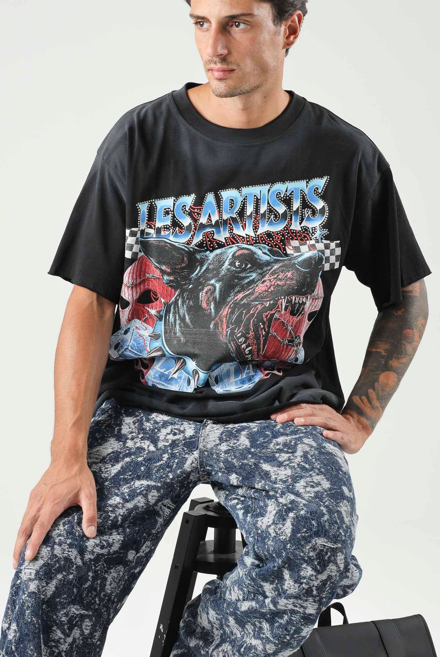 LES ARTISTS T-shirt DOBERMAN nera per uomo e donna con maxi stampa grafica frontale multicolore 27SSLATS1127 121 LES ARTISTS