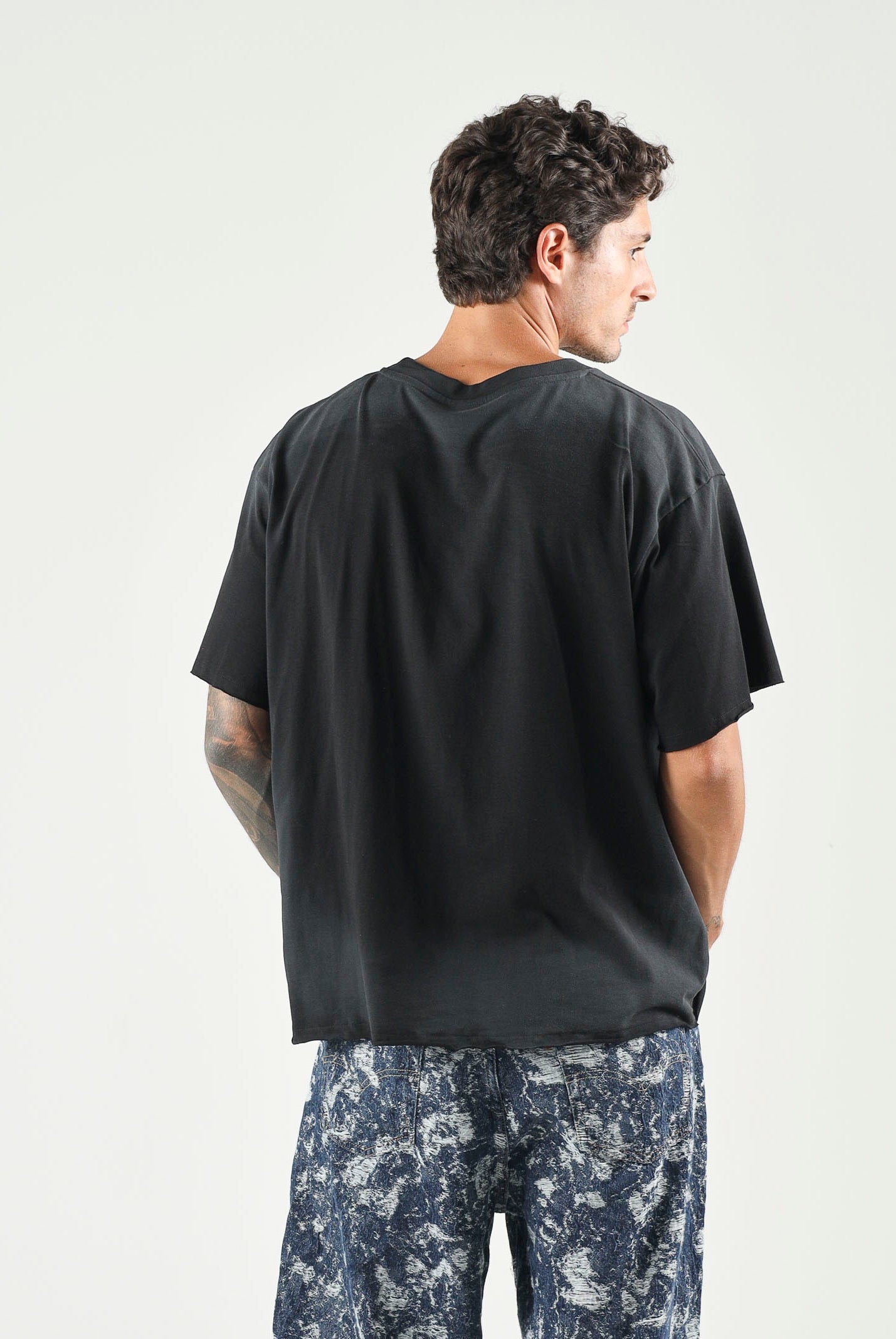 LES ARTISTS T-shirt DOBERMAN nera per uomo e donna con maxi stampa grafica frontale multicolore 27SSLATS1127 121 LES ARTISTS