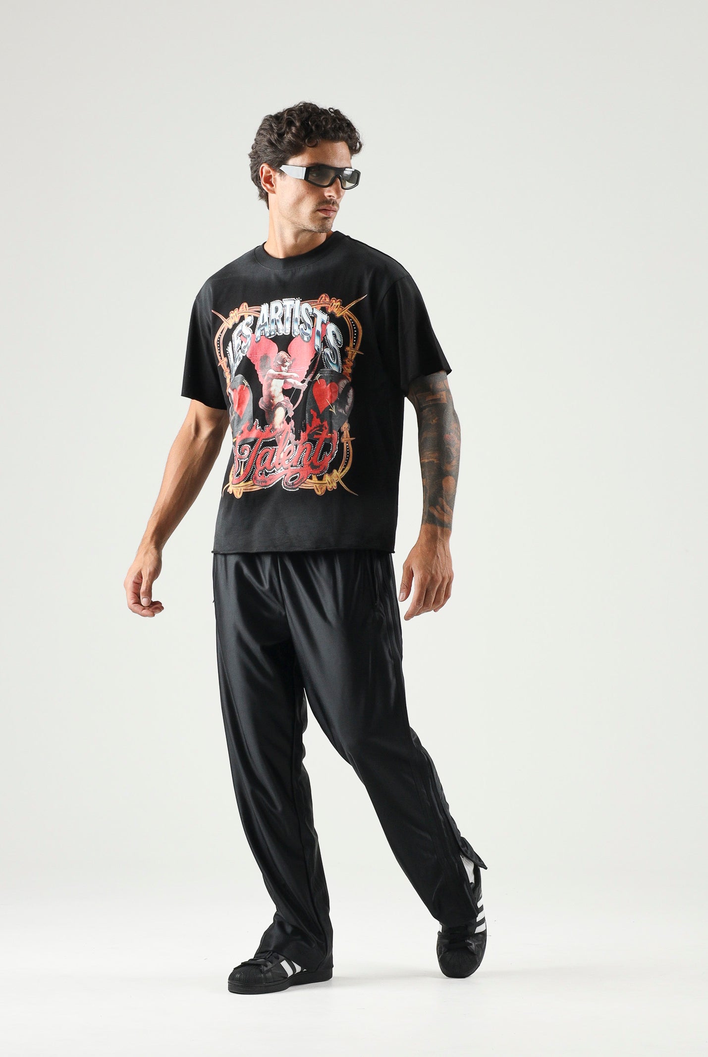 LES ARTISTS T-shirt LES ARTISTS TALENT nera per uomo e donna con maxi stampa grafica frontale multicolore 27SSLATS1131 121 LES ARTISTS