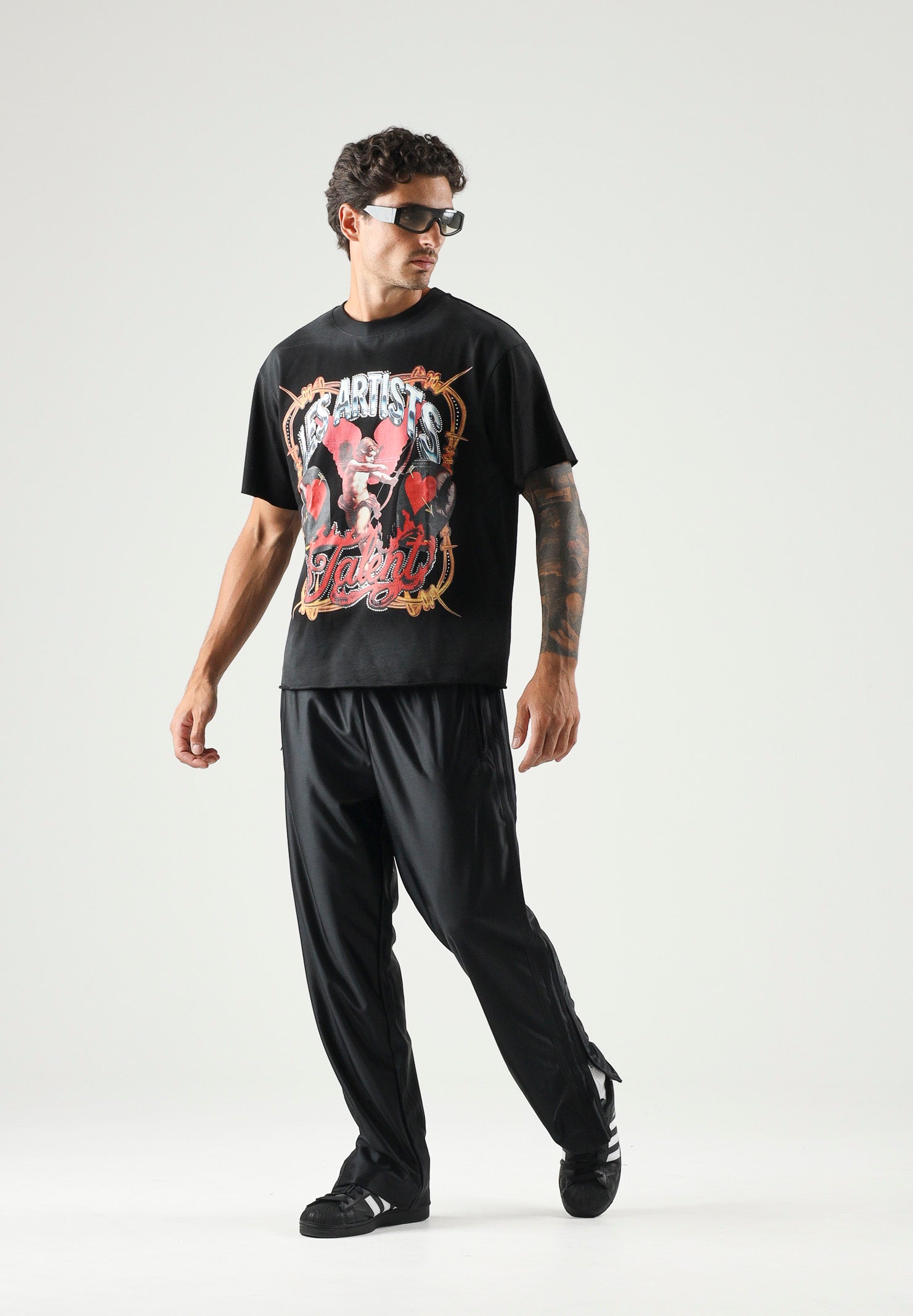 LES ARTISTS T-shirt LES ARTISTS TALENT nera per uomo e donna con maxi stampa grafica frontale multicolore 27SSLATS1131 121 LES ARTISTS