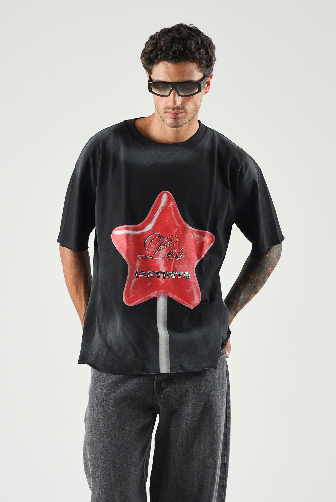 LES ARTISTS T-shirt CANDY nera per uomo e donna con stampa grafica frontale a forma di lecca-lecca 27SSLATS1136 121 LES ARTISTS