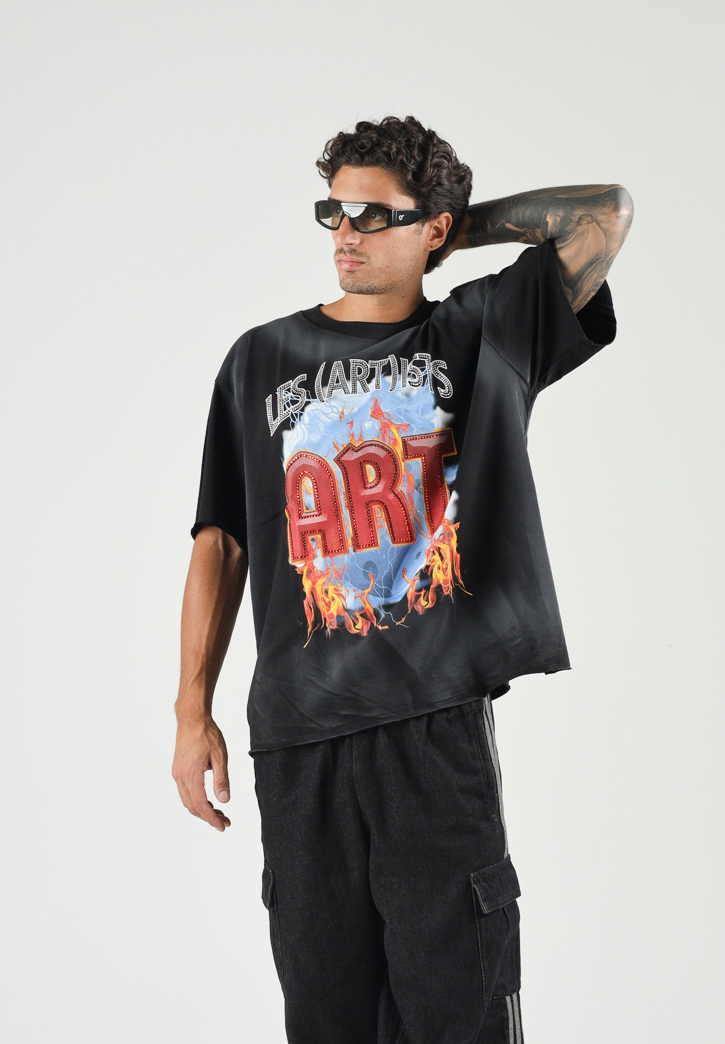 LES ARTISTS T-shirt ART nera per uomo e donna con maxi stampa grafica frontale multicolore ed effetto vintage 27SSLATS1138 121 LES ARTISTS