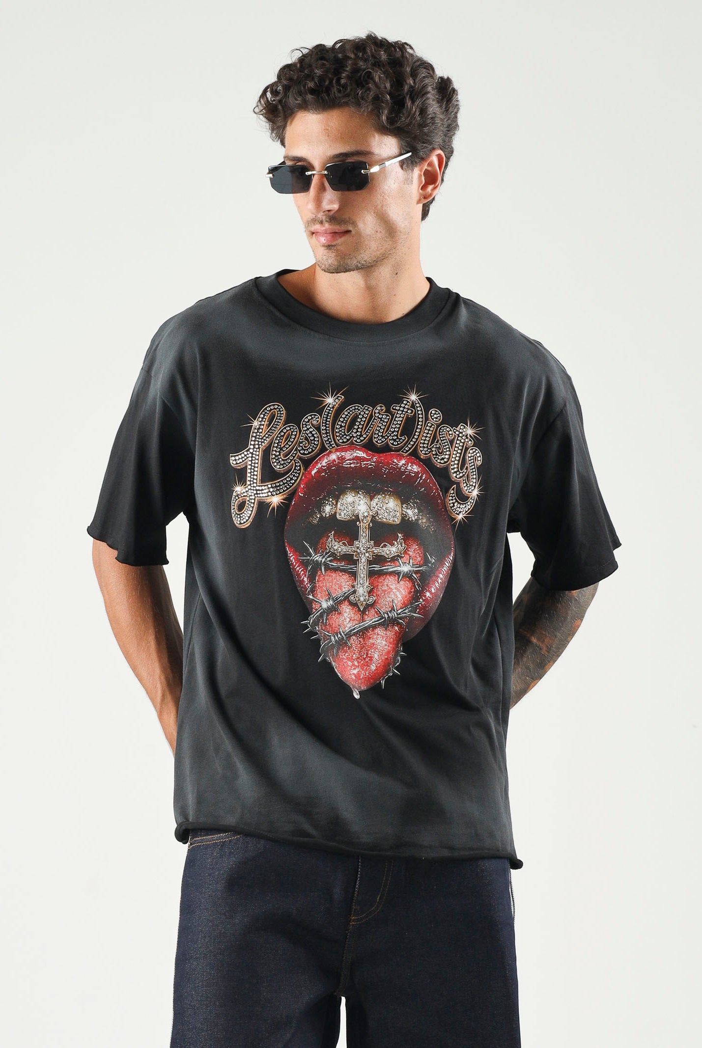 LES ARTISTS T-shirt NATIVE nera per uomo e donna con maxi stampa grafica frontale multicolore ed effetto vintage. 27SSLATS1142 121 LES ARTISTS