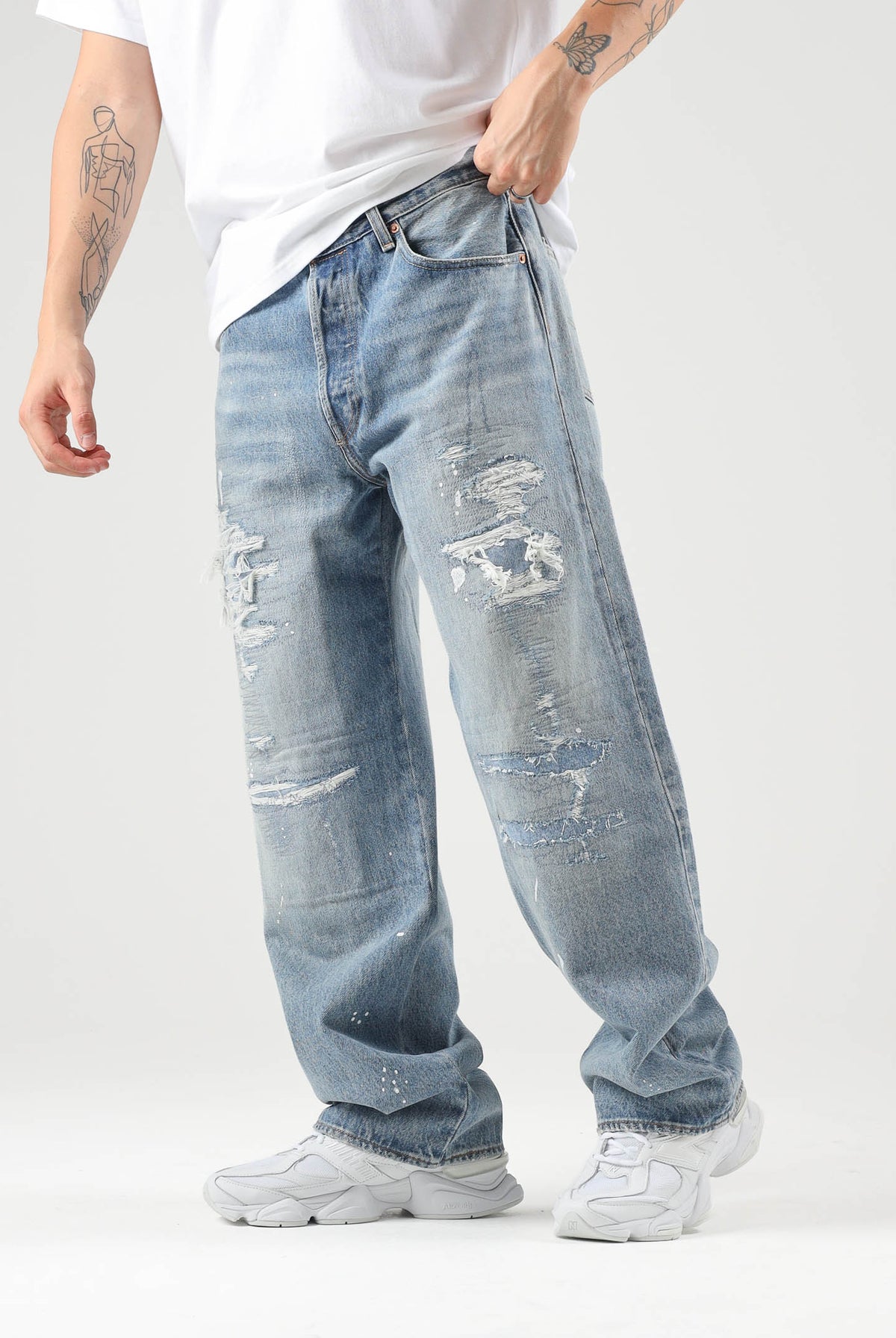 LEVI'S® Jeans 501® '90S SHORT CUT med indigo denim per uomo e donna con dettagli strappati e lavaggio sfumato 0057U-0020 . LEVI'S®