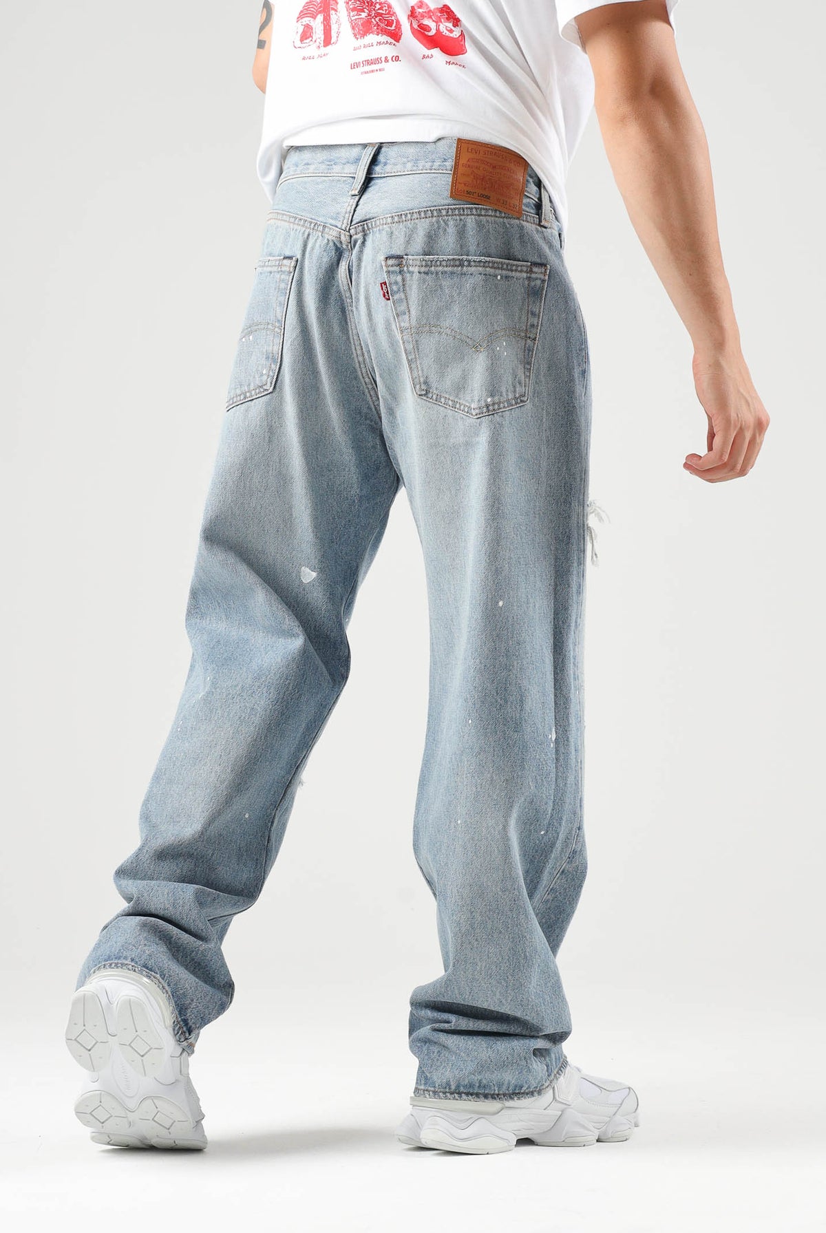 LEVI'S® Jeans 501® '90S SHORT CUT med indigo denim per uomo e donna con dettagli strappati e lavaggio sfumato 0057U-0020 . LEVI'S®