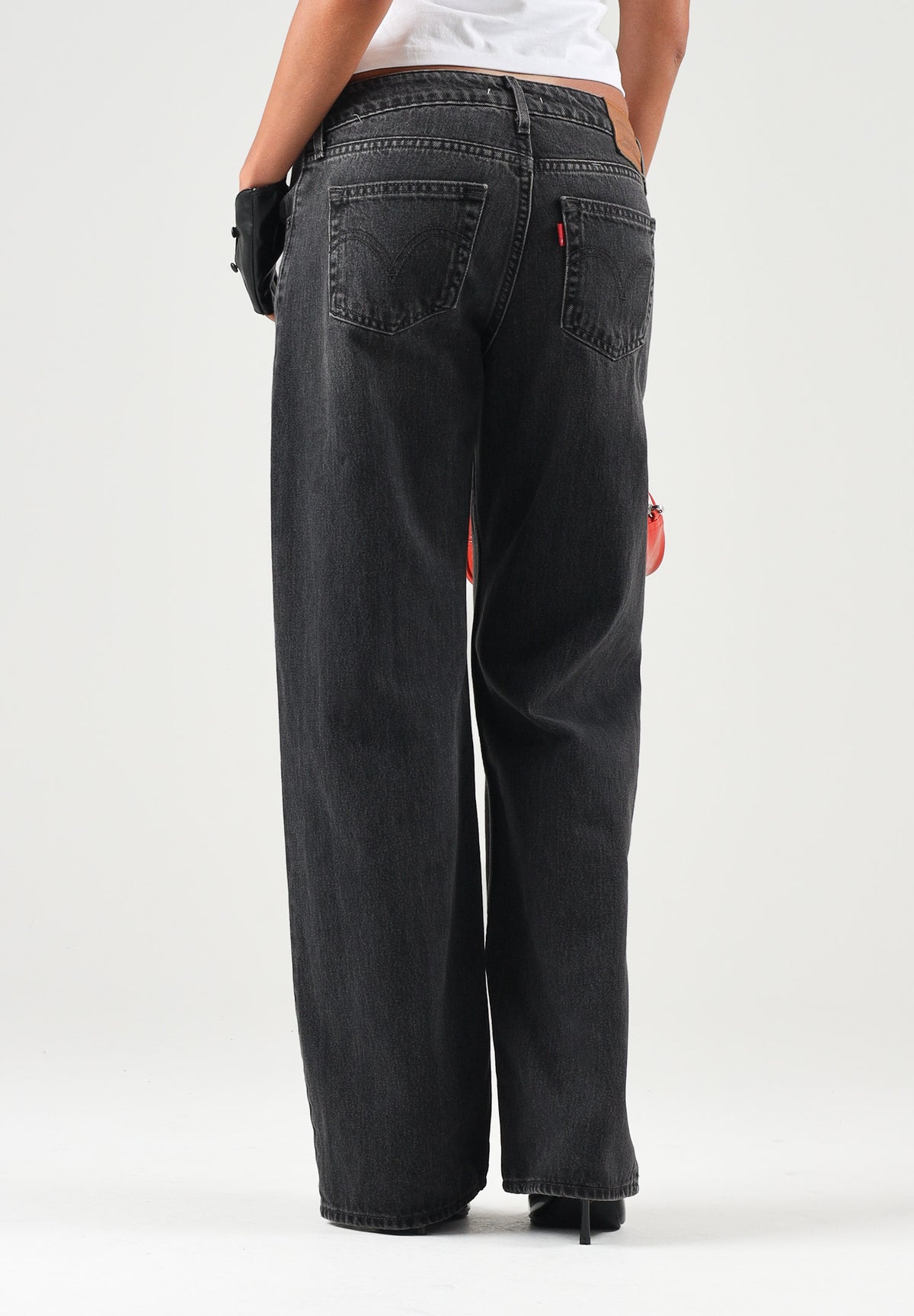 LEVI'S Jeans LOW LOOSE Tech Storm nero da donna con lavaggio sfumato e gamba ampia. A5566-0027 . LEVI'S®