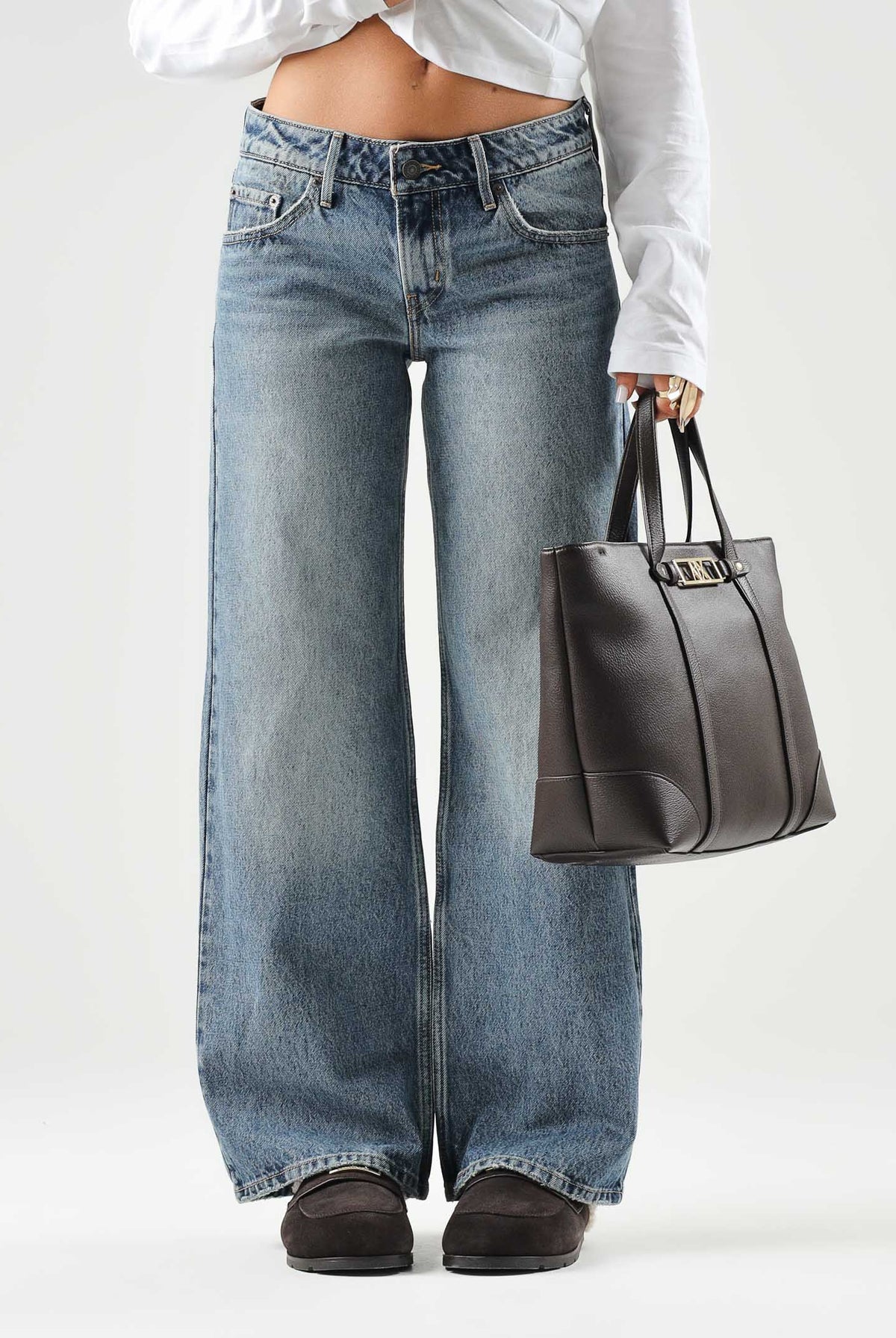 LEVI'S Jeans LOW LOOSE Med Indigo blu da donna con lavaggio sfumato e gamba ampia. A5566-0028 . LEVI'S®