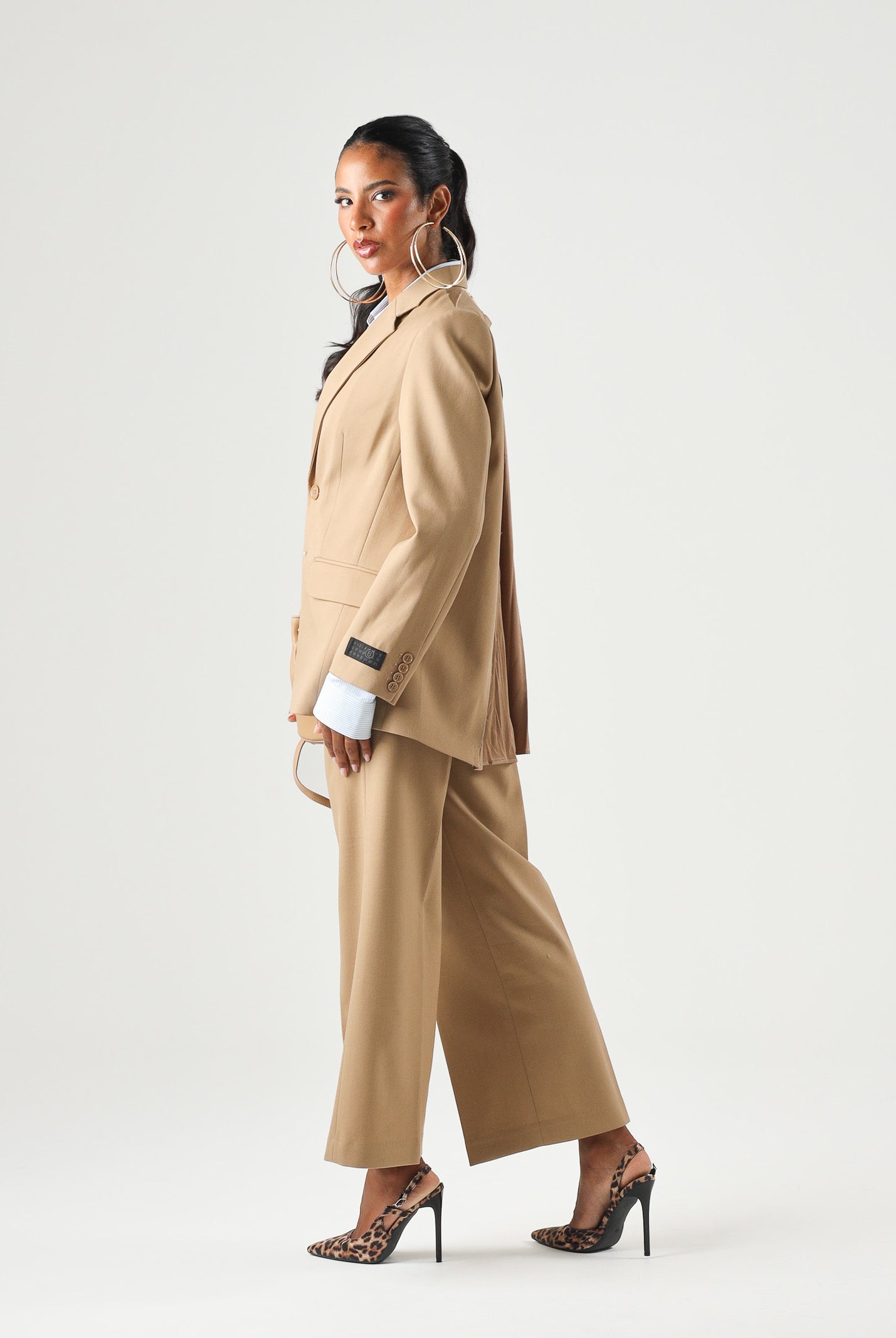 MM6 MAISON MARGIELA Giacca toffe-beige per donna, ragazzi e bambini con patta e logo applicato sulla manica. M61076MM03D M6714 MAISON MARGIELA