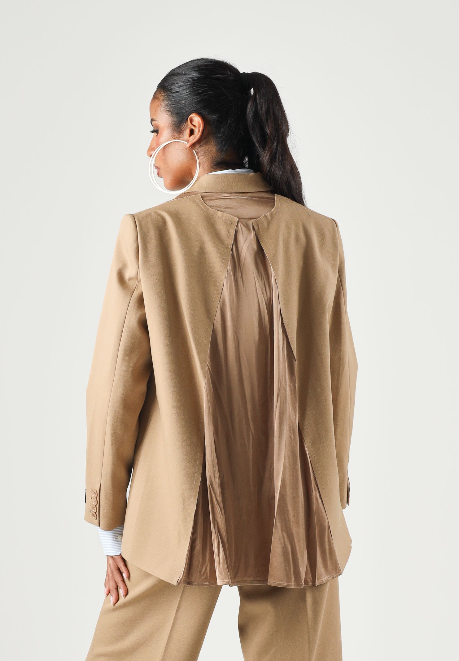 MM6 MAISON MARGIELA Giacca toffe-beige per donna, ragazzi e bambini con patta e logo applicato sulla manica. M61076MM03D M6714 MAISON MARGIELA