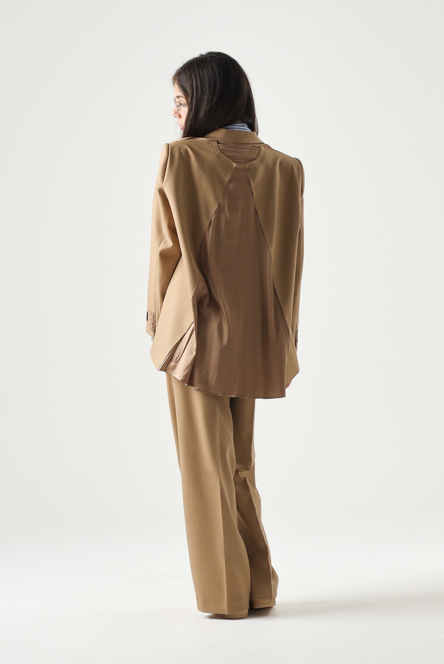 MM6 MAISON MARGIELA Giacca toffe-beige per donna, ragazzi e bambini con patta e logo applicato sulla manica. M61076MM03D M6714 MAISON MARGIELA