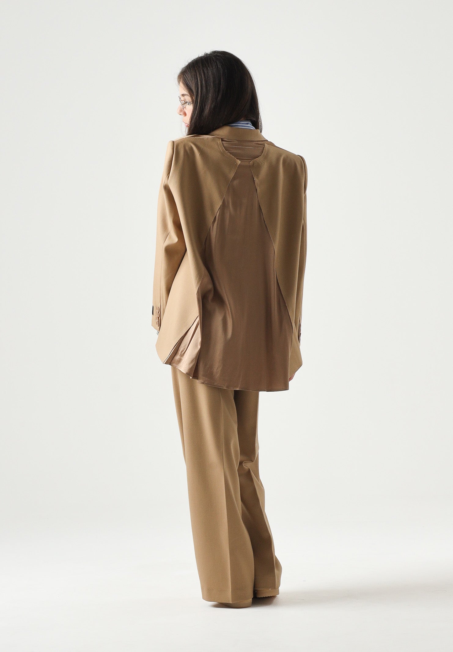 MM6 MAISON MARGIELA Giacca toffe-beige per donna, ragazzi e bambini con patta e logo applicato sulla manica. M61076MM03D M6714 MAISON MARGIELA