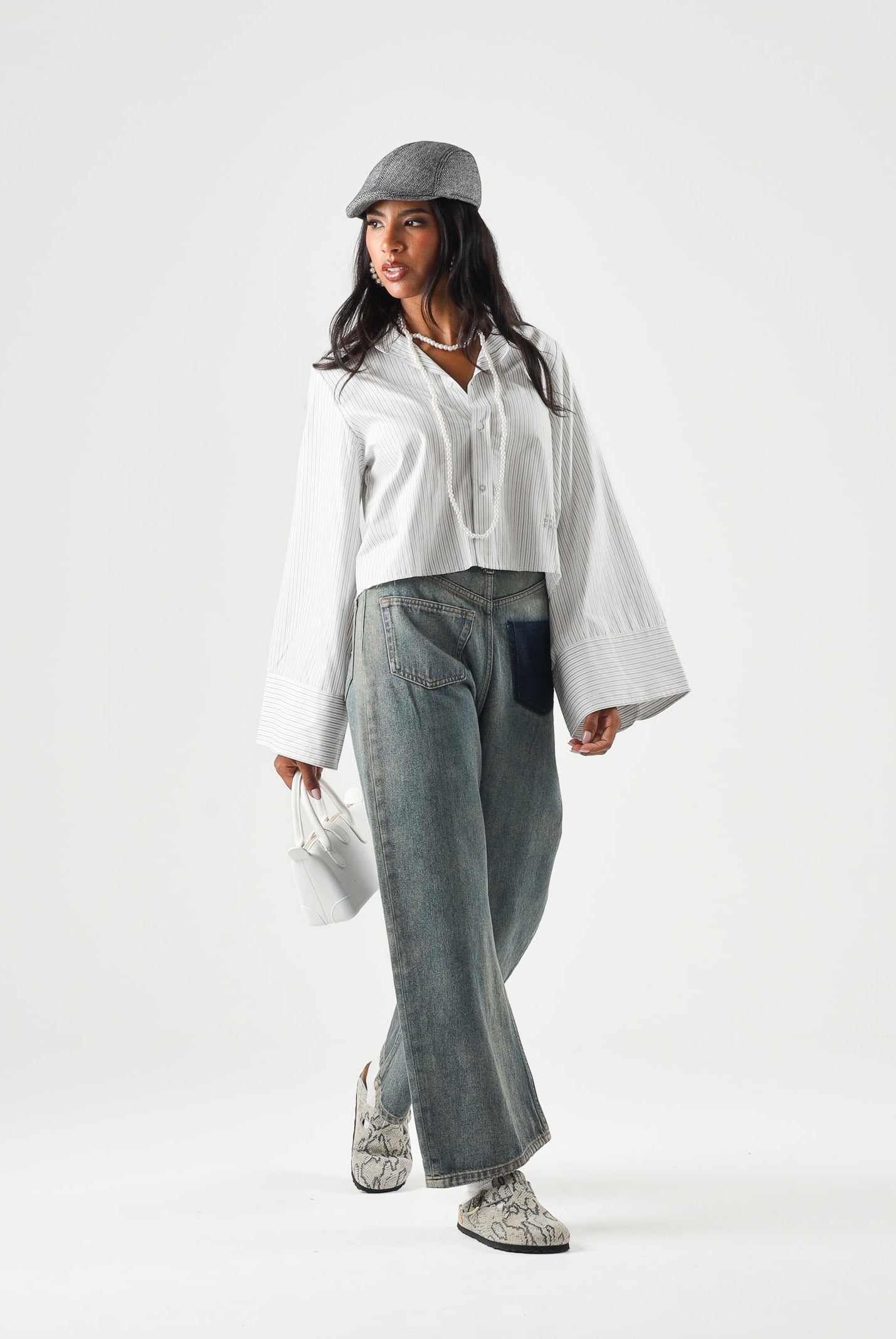 MM6 MAISON MARGIELA Camicia Cropped grey-grigio chiaro per donna, ragazzi e bambini con motivo a righe verticali e logo ricamato M61094MM08N M6913 MAISON MARGIELA