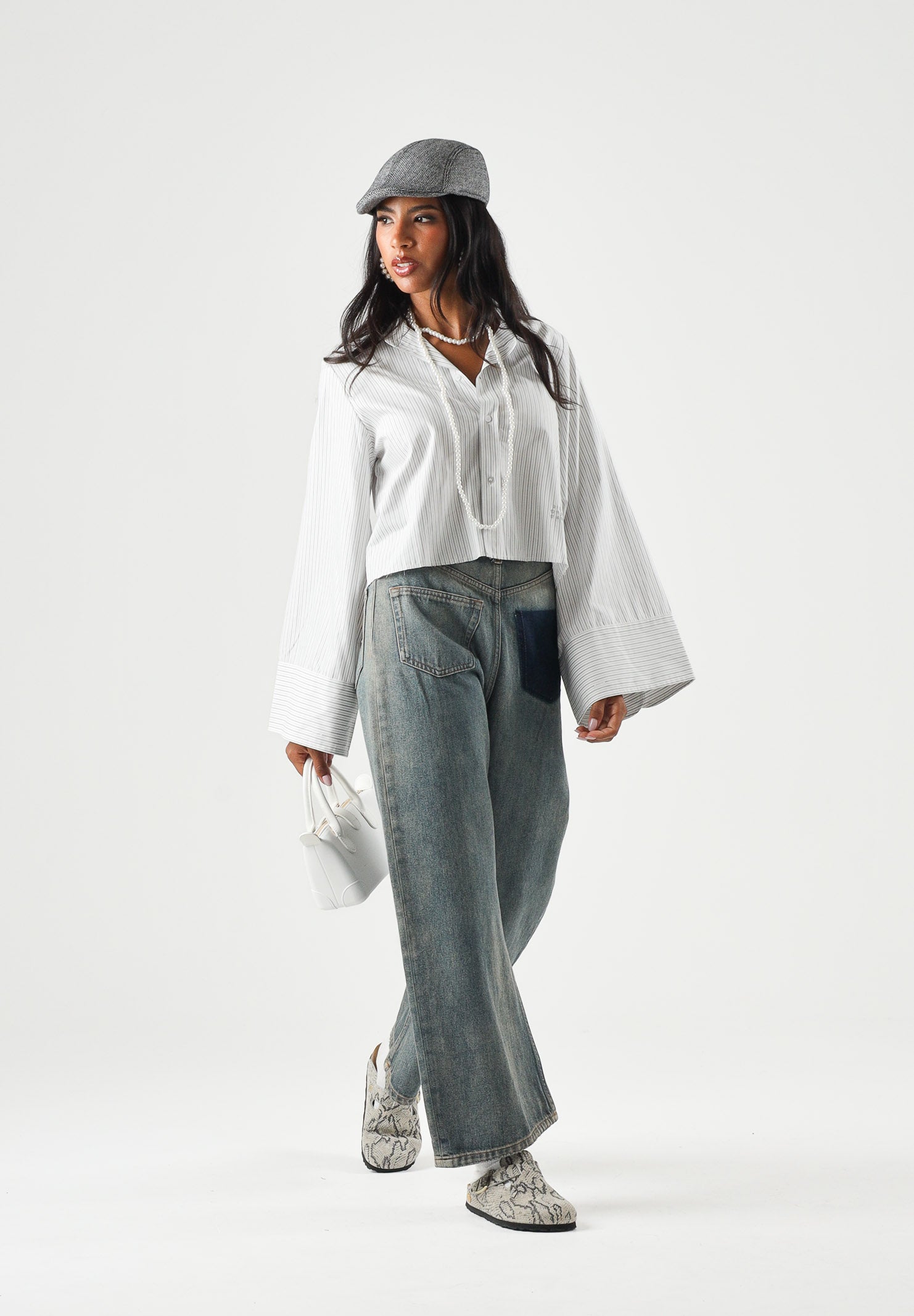 MM6 MAISON MARGIELA Camicia Cropped grey-grigio chiaro per donna, ragazzi e bambini con motivo a righe verticali e logo ricamato M61094MM08N M6913 MAISON MARGIELA