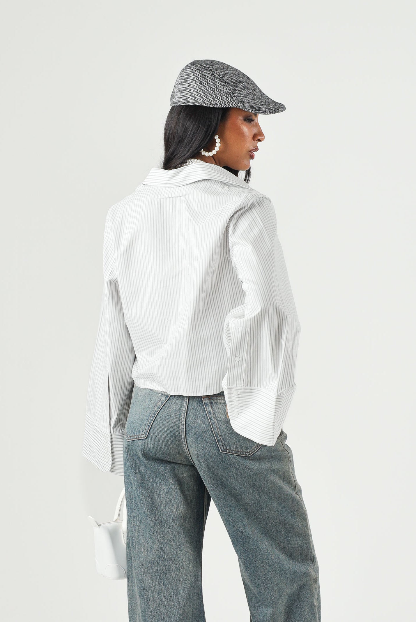MM6 MAISON MARGIELA Camicia Cropped grey-grigio chiaro per donna, ragazzi e bambini con motivo a righe verticali e logo ricamato M61094MM08N M6913 MAISON MARGIELA