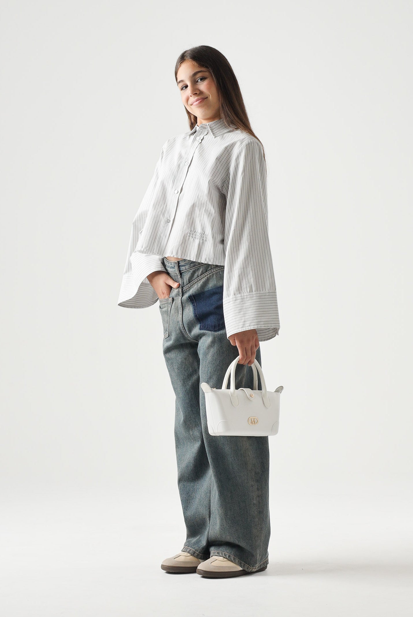 MM6 MAISON MARGIELA Camicia Cropped grey-grigio chiaro per donna, ragazzi e bambini con motivo a righe verticali e logo ricamato M61094MM08N M6913 MAISON MARGIELA