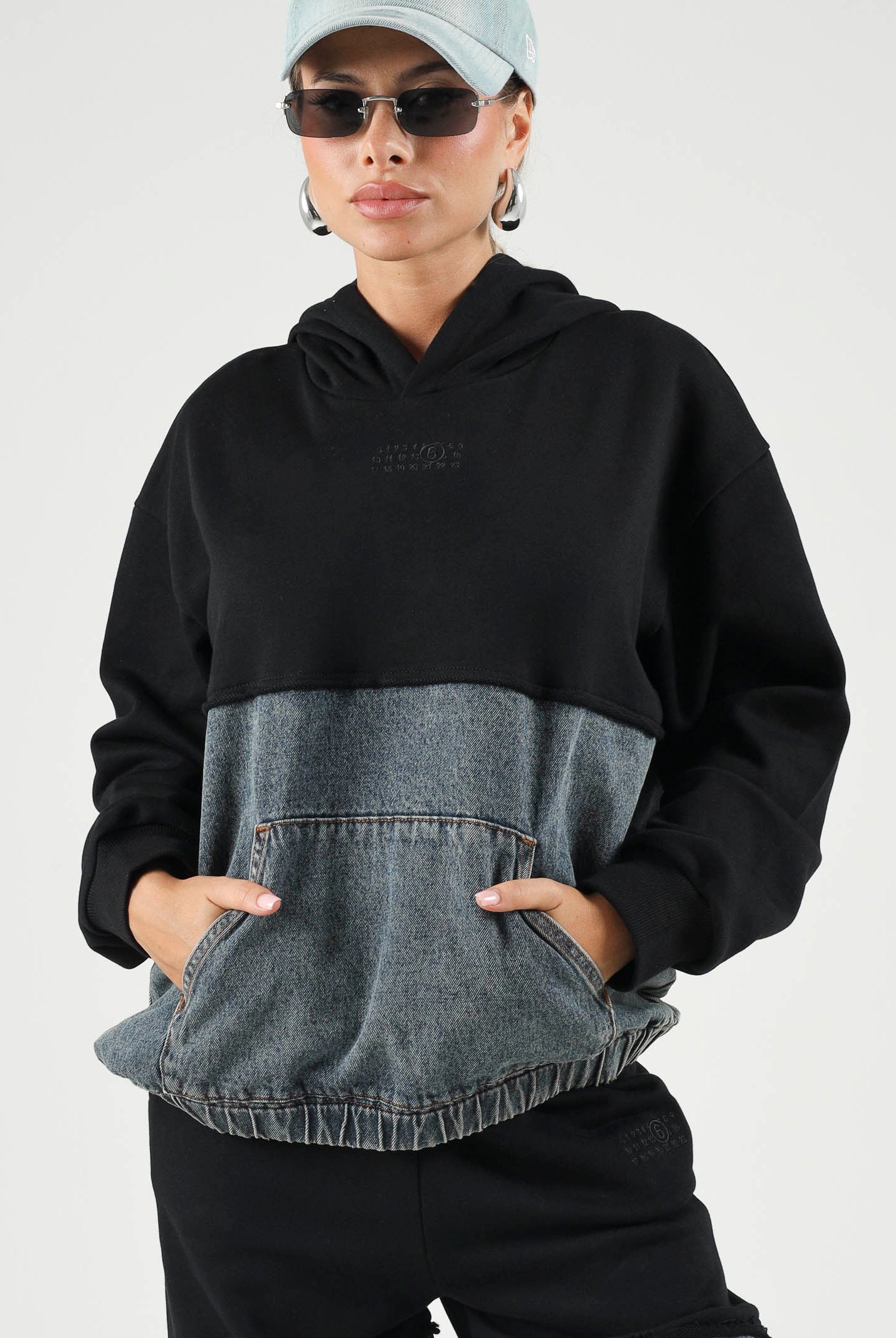 MM6 MAISON MARGIELA Felpa HOODE con cappuccio nero e azzurro per donna, ragazzi e bambini con tasca a marsupio M61108MM09G M6C08 MAISON MARGIELA