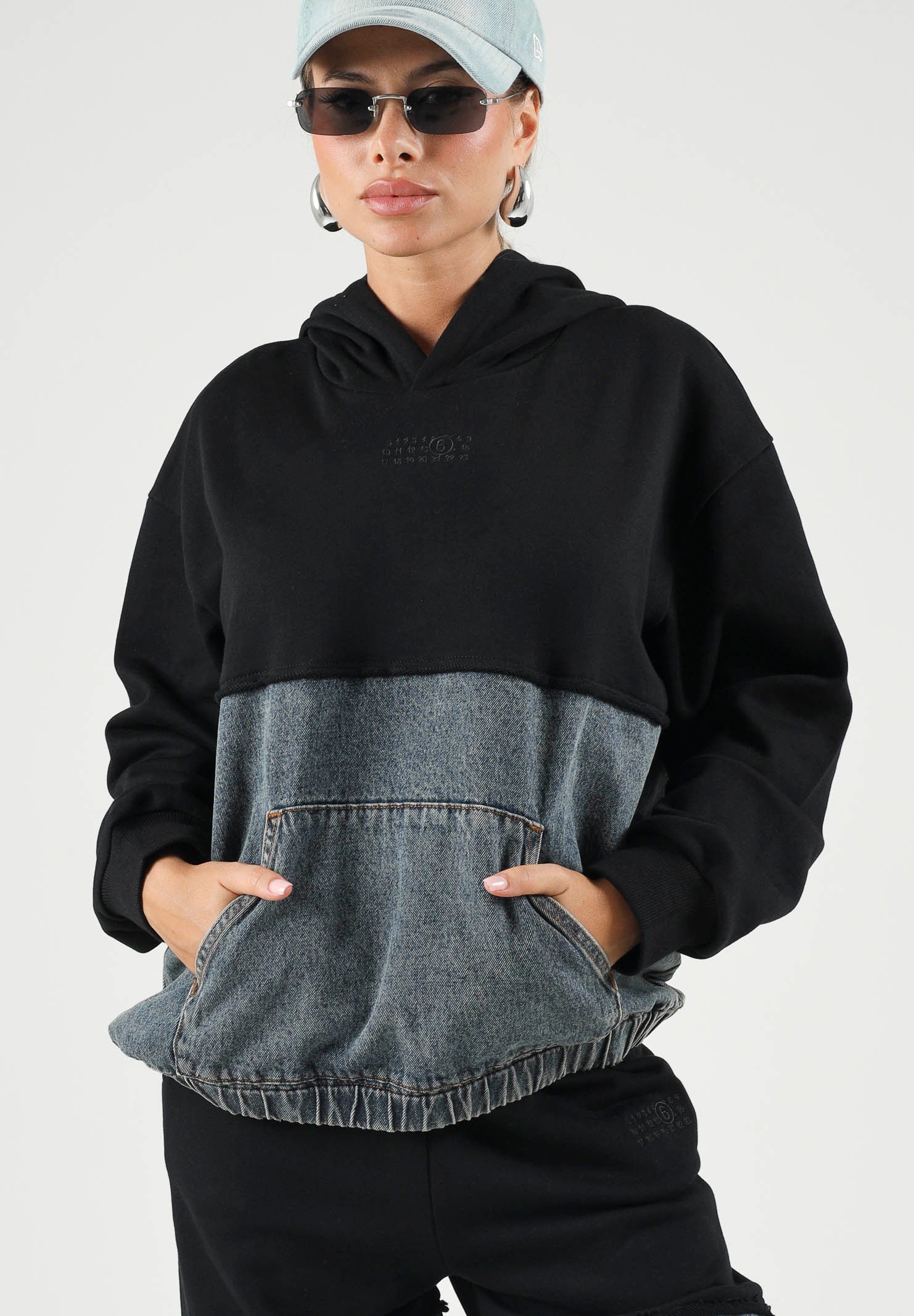 MM6 MAISON MARGIELA Felpa HOODE con cappuccio nero e azzurro per donna, ragazzi e bambini con tasca a marsupio M61108MM09G M6C08 MAISON MARGIELA