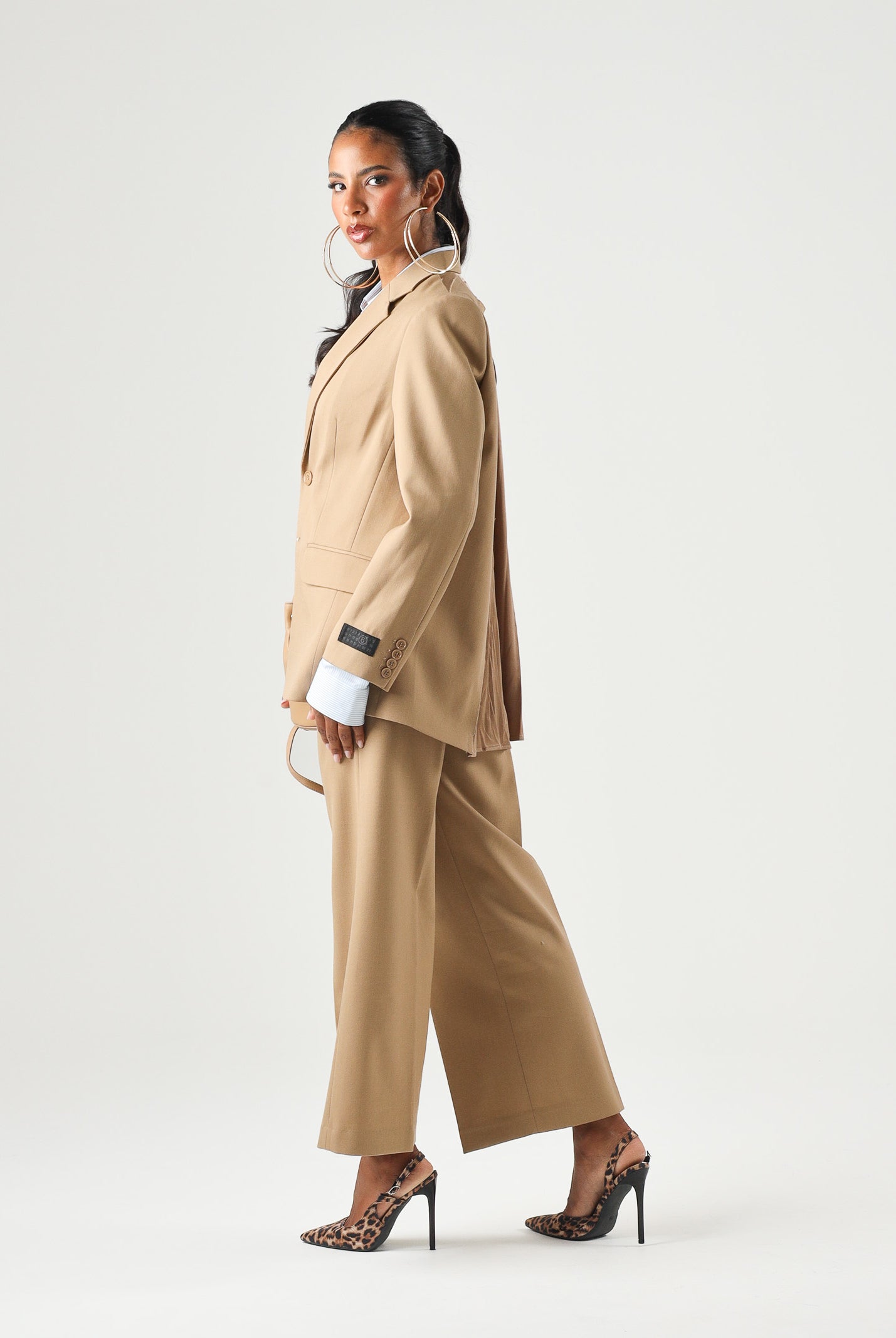 MM6 MAISON MARGIELA Pantaloni WIDE -LEG Pants con logo patch sul retro, colore brand Toffee, per donna, ragazzi, bambini M61111MM03D M6714 MAISON MARGIELA
