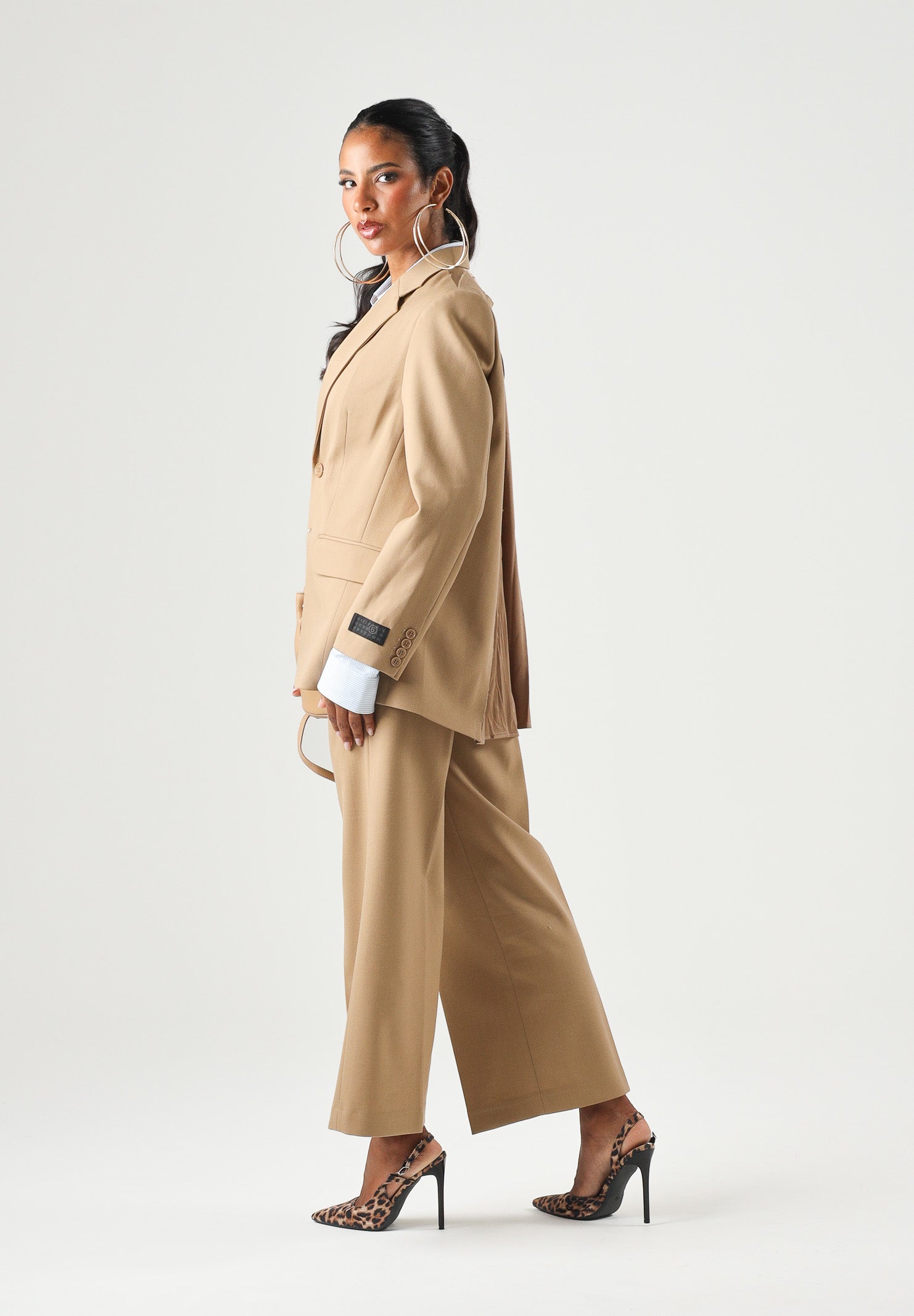 MM6 MAISON MARGIELA Pantaloni WIDE -LEG beige per donna, ragazzi e bambini con gamba ampia, pinces frontali e logo M61111MM03D M6714 MAISON MARGIELA
