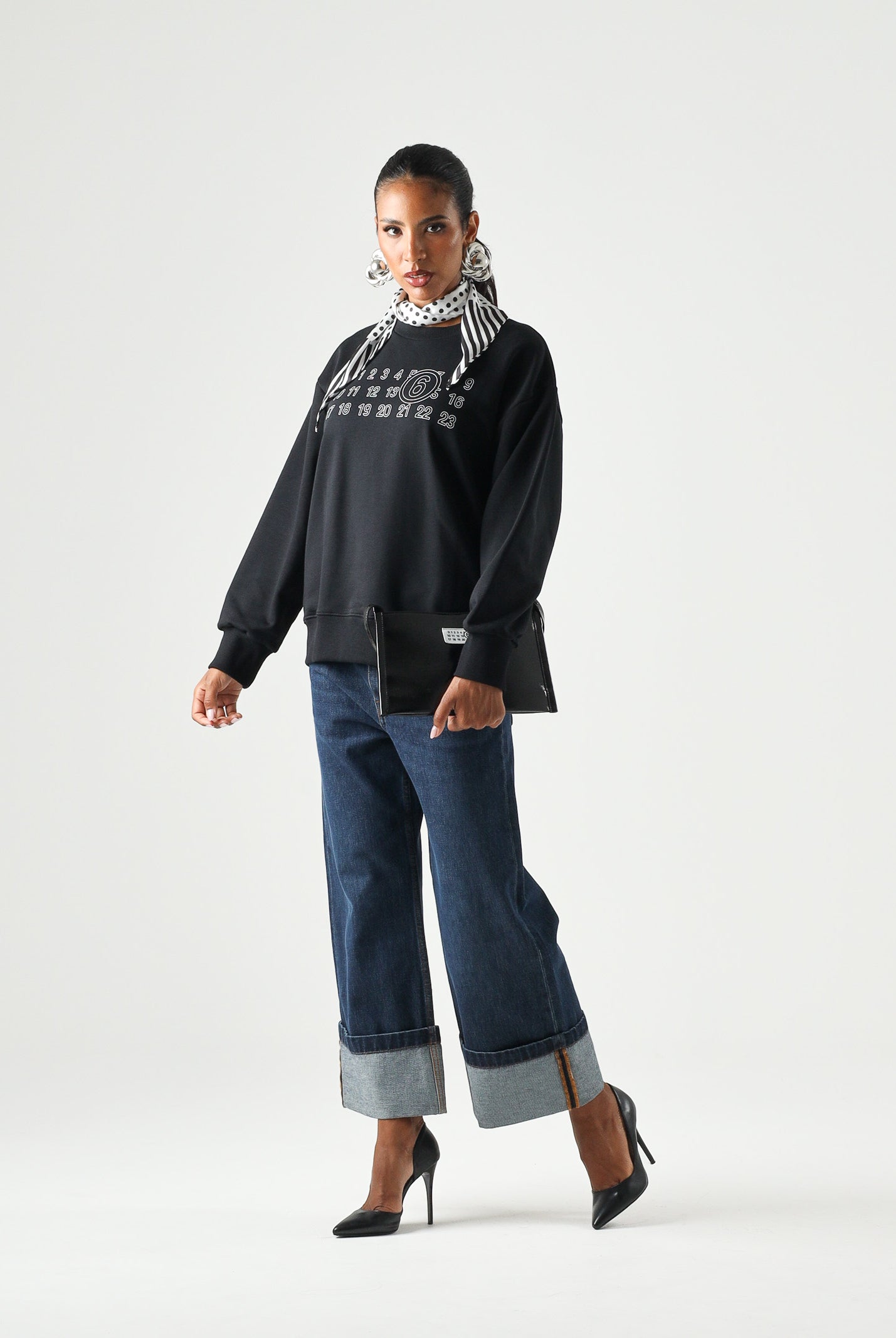 MM6 MAISON MARGIELA Felpa girocollo CREWNECK nera per donna, ragazzi e bambini con logo numerico MM6 stampato sul davanti. M61116MM02X M6900 MAISON MARGIELA