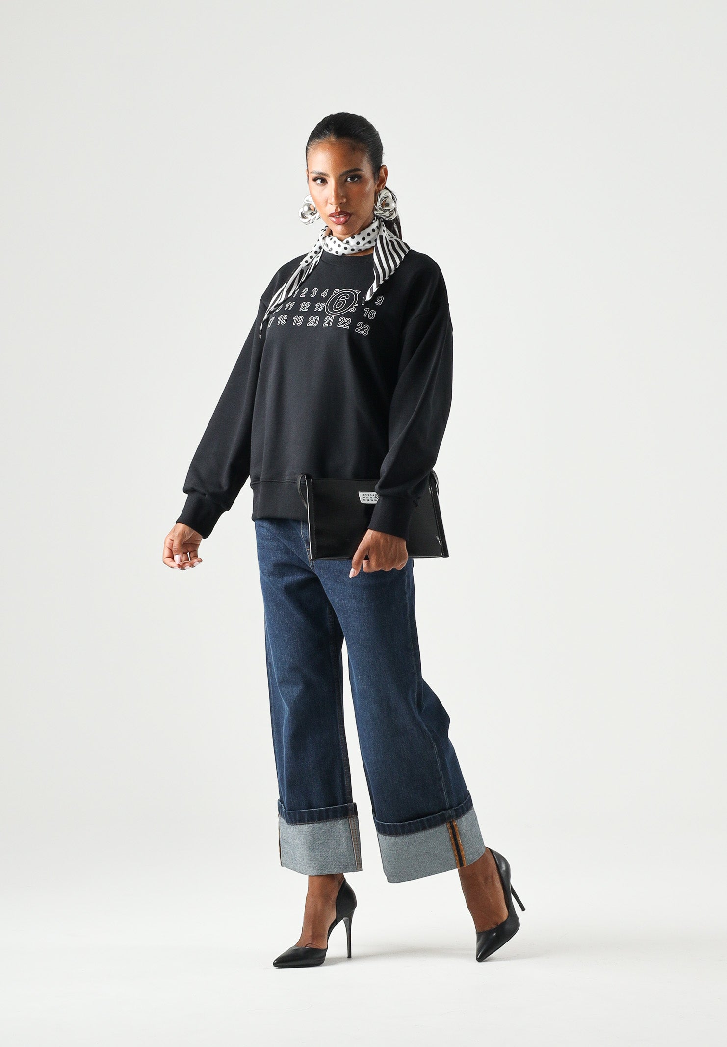 MM6 MAISON MARGIELA Felpa girocollo CREWNECK nera per donna, ragazzi e bambini con logo numerico MM6 stampato sul davanti. M61116MM02X M6900 MAISON MARGIELA
