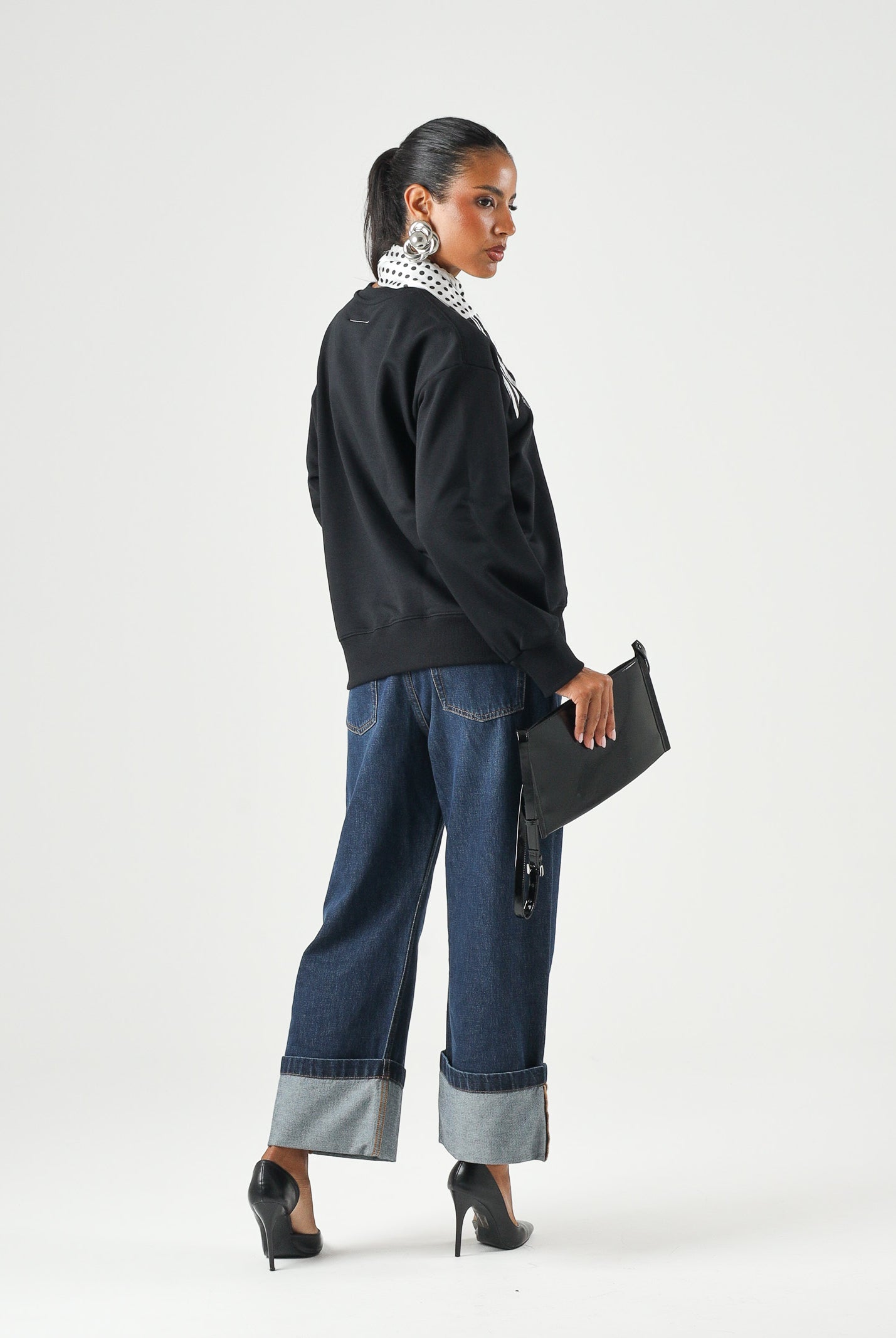 MM6 MAISON MARGIELA Felpa girocollo CREWNECK nera per donna, ragazzi e bambini con logo numerico MM6 stampato sul davanti. M61116MM02X M6900 MAISON MARGIELA