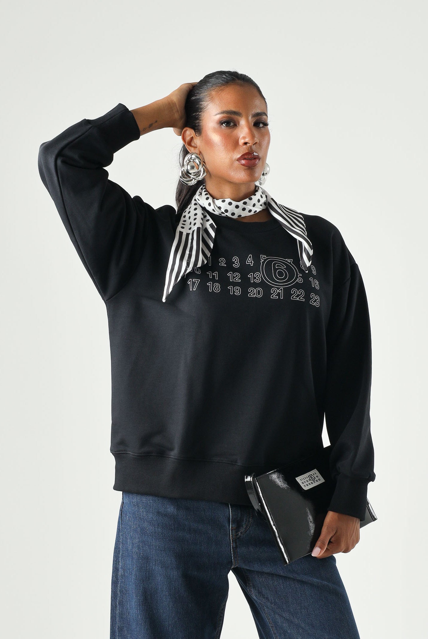 MM6 MAISON MARGIELA Felpa girocollo CREWNECK nera per donna, ragazzi e bambini con logo numerico MM6 stampato sul davanti. M61116MM02X M6900 MAISON MARGIELA